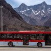 Comboio de ônibus Volvo cruza a Cordilheira dos Andes rumo a Santiago, no Chile.