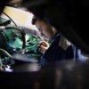 <p><strong>O n&uacute;mero de paradas n&atilde;o planejadas dos caminh&otilde;es pode ser reduzido em 80%. Foi isso que revelou um estudo realizado pela Volvo Trucks. No longo prazo, a meta &eacute; a elimina&ccedil;&atilde;o de todas as paradas n&atilde;o planejadas.&nbsp;</strong></p>

<p>Nesta dire&ccedil;&atilde;o, a conectividade dos novos caminh&otilde;es da linha F cria um novo escopo para o trabalho de manuten&ccedil;&atilde;o preventiva.</p>

<p>Uma parada n&atilde;o planejada &eacute; um dos problemas mais s&eacute;rios que podem afetar as empresas de transporte de cargas. Al&eacute;m da inconveni&ecirc;ncia para o motorista, cria custos adicionais de reparos, perda de receita e, no pior dos casos, danos &agrave; reputa&ccedil;&atilde;o junto aos clientes.</p>

<p>&ldquo;Uma parada n&atilde;o planejada tem um forte impacto na transportadora. Portanto, temos que melhorar o entendimento dos motivos que levam a paradas n&atilde;o planejadas e ajudar nossos clientes a aumentar a produtividade e a rentabilidade do neg&oacute;cio&rdquo; diz Hayder Wokil, diretor de Qualidade e Disponibilidade da Volvo Trucks.</p>

<p>Para identificar os motivos que levam a paradas inesperadas e evit&aacute;-los, a Volvo Trucks realizou uma pesquisa baseada em dados de 3.500 caminh&otilde;es Volvo em um per&iacute;odo de mais de cinco anos. Com essa base de estat&iacute;sticas reais, a empresa pode realizar simula&ccedil;&otilde;es avan&ccedil;adas e gerar uma gama de poss&iacute;veis situa&ccedil;&otilde;es de manuten&ccedil;&atilde;o para analisar como, porque e quando os caminh&otilde;es t&ecirc;m paradas n&atilde;o planejadas.</p>

<p>&ldquo;O estudo mostrou claramente que monitorar o uso do caminh&atilde;o e a condi&ccedil;&atilde;o de diferentes componentes chave do ve&iacute;culo, possibilita planejar melhor a manuten&ccedil;&atilde;o. Acreditamos que podemos reduzir o n&uacute;mero de paradas n&atilde;o planejadas em 80% se a manuten&ccedil;&atilde;o do caminh&atilde;o for realizada dentro dos prazos ou em resposta &agrave;s necessidades reais,&rdquo; explica Hayder Wokil.</p>

<p>Caminh&otilde;es conectados s&atilde;o o caminho para zero paradas n&atilde;o planejadas. Um dos principais pr&eacute;-requisitos para a redu&ccedil;&atilde;o do n&uacute;mero de paradas n&atilde;o planejadas &eacute; ter condi&ccedil;&otilde;es de prever as necessidades em servi&ccedil;os e manuten&ccedil;&atilde;o, e de customizar o atendimento para cada caminh&atilde;o individualmente.</p>

<p>No Brasil, a Volvo vem trabalhando intensamente para aumentar ainda mais a tradicional disponibilidade dos caminh&otilde;es Volvo. &ldquo;Estamos trabalhando nosso plano de manuten&ccedil;&atilde;o Ouro, com foco intensivo no processo de atendimento aos nossos clientes e na amplia&ccedil;&atilde;o da capacidade de atendimento da Rede de Concession&aacute;rias Volvo no pa&iacute;s&rdquo;, afirma Reinaldo Serafim, gerente comercial de p&oacute;s-venda da Volvo no Brasil.</p>

<p>Apesar dos progressos nesta &aacute;rea ainda h&aacute; muito espa&ccedil;o para a amplia&ccedil;&atilde;o da manuten&ccedil;&atilde;o preventiva. &ldquo;Temos um potencial consider&aacute;vel nesta &aacute;rea para aumentar a disponibilidade dos caminh&otilde;es. Ve&iacute;culos conectados s&atilde;o o caminho para zero paradas n&atilde;o planejadas no futuro&rdquo;, refor&ccedil;a Serafim.</p>

<p>Um exemplo de conectividade j&aacute; dispon&iacute;vel para a nova linha F no Brasil &eacute; o Voar Oncall, que facilita a conex&atilde;o do motorista com o VOAR (Volvo Atendimento R&aacute;pido) por meio de um simples toque em um bot&atilde;o dispon&iacute;vel no painel do caminh&atilde;o. Ao acionar o bot&atilde;o, todas as informa&ccedil;&otilde;es sobre o caminh&atilde;o e o foco do motivo da parada relatado pelo motorista podem ser acessados por t&eacute;cnicos da Volvo remotamente.&nbsp;</p>
