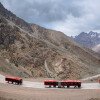 Comboio de ônibus Volvo cruza a Cordilheira dos Andes rumo a Santiago, no Chile.