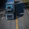 <p>L&iacute;der mundial em tecnologia veicular, a Volvo d&aacute; mais um enorme passo para tornar o caminh&atilde;o ainda mais inteligente, diminuir o consumo de combust&iacute;vel e ajudar o motorista na condu&ccedil;&atilde;o do caminh&atilde;o pelas estradas.</p>

<p>O novo FH que est&aacute; sendo lan&ccedil;ado vem preparado para receber um dos mais avan&ccedil;ados dispositivos j&aacute; desenvolvidos pela Volvo: o I-See, um sistema que l&ecirc; a topografia da estrada e memoriza estas informa&ccedil;&otilde;es para, durante viagens futuras pela mesma rodovia, usar estes dados para gerenciar de forma mais eficiente as trocas de marchas e o uso do freio motor e baixar o consumo de diesel.</p>

<p>&ldquo;A Volvo lan&ccedil;a no presente o que todo o setor de transporte usar&aacute; no futuro&rdquo;, afirma Roger Alm, presidente do Grupo Volvo Am&eacute;rica Latina. Estima-se que a utiliza&ccedil;&atilde;o do I-See possa resultar numa economia de at&eacute; 3% no consumo de combust&iacute;vel. &ldquo;&Eacute; um n&uacute;mero muito bom, considerando-se os pre&ccedil;os crescentes do diesel e a participa&ccedil;&atilde;o de at&eacute; 50% do combust&iacute;vel na planilha de custos do transportador&rdquo;, observa Bernardo Fedalto, diretor de caminh&otilde;es da Volvo no Brasil.</p>

<p>O I-See est&aacute; conectado diretamente com a renomada caixa de c&acirc;mbio I-Shift da Volvo. O dispositivo da Volvo memoriza desde leves - por vezes impercept&iacute;veis aos olhos do motorista - at&eacute; as mais pronunciadas inclina&ccedil;&otilde;es e diferen&ccedil;as de altitude reais da estrada. Estas informa&ccedil;&otilde;es ficam armazenadas na mem&oacute;ria do ve&iacute;culo e s&atilde;o utilizadas oportunamente para otimizar a troca de marchas. &ldquo;O I-See &eacute; o &uacute;nico sistema do g&ecirc;nero no mercado que faz a medi&ccedil;&atilde;o das rodovias em tempo real, n&atilde;o dependendo de mapas e, portanto, sendo a tecnologia mais confi&aacute;vel&rdquo;, afirma Alexander Boni, gerente de caminh&otilde;es Volvo da linha F.</p>

<p><strong>Funcionamento</strong></p>

<p>Quando o sistema reconhece que o caminh&atilde;o se aproxima de uma subida, ele acelera o ve&iacute;culo pr&oacute;ximo ao limite m&aacute;ximo de velocidade estabelecido pelo motorista para manter in&eacute;rcia (embalo), mantendo-se, assim, numa engrenagem mais alta durante mais tempo. Da mesma forma, ao aproximar-se do topo de um aclive, o I-See evita uma redu&ccedil;&atilde;o de marcha desnecess&aacute;ria. &ldquo;E tudo isso ocorre de forma suave, sem desperdi&ccedil;ar combust&iacute;vel&rdquo;,</p>

<p>diz Luiz de Jesus, planejador de produto do Grupo Volvo Latin America.</p>

<p>J&aacute; quando se aproxima de uma descida, o sistema evita acelera&ccedil;&otilde;es desnecess&aacute;rias. Mesmo antes do declive, a transmiss&atilde;o fica temporariamente em neutro, permitindo ao caminh&atilde;o rolar livre, sem perda da velocidade. Isso poupa energia e minimiza a necessidade de frear. O I-See sabe quando termina a encosta. Assim, quando o caminh&atilde;o ganha velocidade durante a descida, pode aplicar e otimizar o uso do freio-motor a tempo , em vez de fazer bruscamente ao final, justamente para se preparar a topografia seguinte. &ldquo;Esta ser&aacute; uma ferramenta muito importante daqui para frente. O diesel continua sendo a principal despesa na planilha de custos do transportador&rdquo;, observa Alvaro Menoncin, gerente de engenharia de vendas da Volvo no Brasil.</p>

<p><strong>I-Roll</strong></p>

<p>O transportador tem tamb&eacute;m &agrave; sua disposi&ccedil;&atilde;o o I-Roll, um sistema inteligente que desengata o motor da caixa de transmiss&atilde;o, fazendo com que o ve&iacute;culo aproveite a in&eacute;rcia e a rota&ccedil;&atilde;o caia ao m&iacute;nimo poss&iacute;vel, rodando livre, com toda a seguran&ccedil;a.&nbsp;</p>
