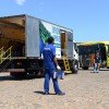 <p><strong>Uma pesquisa encomendada pela Volvo Bus Latin America no final de 2014, para o instituto internacional TNS, aponta a lideran&ccedil;a da empresa em satisfa&ccedil;&atilde;o dos clientes.&nbsp; </strong></p>

<p>O resultado aponta a Volvo como a marca de &ocirc;nibus l&iacute;der em satisfa&ccedil;&atilde;o dos clientes nos principais mercados latino-americanos: Brasil, Col&ocirc;mbia, Peru e Chile.</p>

<p>A pesquisa tamb&eacute;m mostra um crescimento do &iacute;ndice da satisfa&ccedil;&atilde;o dos clientes da Volvo nos &uacute;ltimos cinco anos. No mercado Latino Americano, a empresa saltou de 59% de clientes muito satisfeitos e totalmente satisfeitos em 2010, para 76% em 2014. No Brasil, o crescimento foi de 64% para 80% no mesmo per&iacute;odo.&nbsp;</p>

<p>A metodologia utilizada para realizar a pesquisa &eacute; a TRIM Index, que mede lealdade do cliente em rela&ccedil;&atilde;o &agrave; marca e sua satisfa&ccedil;&atilde;o com os produtos, servi&ccedil;os e atendimento de p&oacute;s-venda.</p>

<p>&ldquo;A satisfa&ccedil;&atilde;o dos nossos clientes &eacute; o que garante o sucesso do nosso neg&oacute;cio. N&atilde;o adianta termos o melhor produto se n&atilde;o tivermos agilidade e qualidade no atendimento de p&oacute;s-venda&rdquo;, declara Luis Carlos Pimenta, presidente da Volvo Bus Latin Am&eacute;rica.</p>

<p>Foram ouvidos clientes da Volvo e de marcas concorrentes. Nas entrevistas foram avaliados aspectos como confiabilidade no produto, consumo de combust&iacute;vel, conforto, seguran&ccedil;a, inten&ccedil;&atilde;o de continuar comprando &ocirc;nibus da marca, vantagens competitivas, facilidade de manuten&ccedil;&atilde;o, disponibilidade de pe&ccedil;as, agilidade e qualidade no atendimento, e compromisso da marca com o cliente.</p>

<p>&ldquo;As pesquisas nos ajudam a avaliar as necessidades dos clientes e a desenvolver a&ccedil;&otilde;es que melhorem ainda mais o atendimento e a experi&ecirc;ncia deles com a marca&rdquo;, explica Fabiano Todeschini, diretor de servi&ccedil;os de p&oacute;s-venda do Grupo Volvo Am&eacute;rica Latina.</p>

<p>Junto com a rede de concession&aacute;rios, a Volvo vem investindo na amplia&ccedil;&atilde;o da infraestrutura de atendimento e em projetos que atendem necessidades espec&iacute;ficas dos clientes de &ocirc;nibus em toda a Am&eacute;rica Latina. Nos &uacute;ltimos anos, a Volvo est&aacute; investindo na expans&atilde;o da sua rede de concession&aacute;rias e inaugurou duas casas exclusivas de &ocirc;nibus no Brasil (Curitiba e Belo Horizonte) e uma em Bogot&aacute;, na Col&ocirc;mbia.&nbsp;</p>

<p>A rede conta com a figura do Mr. Bus, um profissional especializado e dedicado aos clientes de &ocirc;nibus, que interage com todas as &aacute;reas da concession&aacute;ria para garantir agilidade no atendimento.&nbsp; Al&eacute;m disso, nas regi&otilde;es em que h&aacute; maior circula&ccedil;&atilde;o de &ocirc;nibus da marca, as casas foram classificadas como Concession&aacute;ria Linha Azul. Estas casas possuem infraestrutura exclusiva e alta disponibilidade de pe&ccedil;a para atender as necessidades dos operadores de transporte. &nbsp;</p>

<p>No ano passado, a Volvo iniciou o projeto Caravana de Treinamento, em que tr&ecirc;s ve&iacute;culos foram transformados em &ocirc;nibus escola para percorrer o Brasil treinando mec&acirc;nicos especialistas em &ocirc;nibus. Em nove meses, foram percorridos 50 mil quil&ocirc;metros e treinados 300 t&eacute;cnicos.</p>

<p>Outra iniciativa para melhorar o atendimento aos clientes de &ocirc;nibus s&atilde;o as oficinas volantes que v&atilde;o &agrave; garagem dos operadores de transporte em hor&aacute;rios alternativos &agrave; opera&ccedil;&atilde;o dos &ocirc;nibus.</p>

<p>&ldquo;Por meio de reuni&otilde;es peri&oacute;dicas com os clientes, adotamos uma postura proativa e mais pr&oacute;xima, o que nos permite antecipar demandas e oferecer atendimento personalizado, de acordo com a necessidade de cada cliente e cada opera&ccedil;&atilde;o&rdquo;, afirma Helvio Lopes, gerente de servi&ccedil;os de p&oacute;s-venda de &ocirc;nibus do Grupo Volvo Am&eacute;rica Latina.&nbsp;</p>
