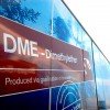 <p><strong>L&iacute;der mundial em solu&ccedil;&otilde;es de transporte ambientalmente corretas, o Grupo Volvo vem investindo maci&ccedil;amente em efici&ecirc;ncia energ&eacute;tica para melhorar ainda mais a opera&ccedil;&atilde;o dos caminh&otilde;es da marca. </strong></p>

<p>Num planeta com crescente esgotamento das fontes de energia f&oacute;sseis, a Volvo escolheu uma abordagem hol&iacute;stica, e mant&eacute;m um amplo programa para oferecer v&aacute;rias op&ccedil;&otilde;es do que h&aacute; de mais inovador e avan&ccedil;ado em tecnologias e servi&ccedil;os nesta &aacute;rea.</p>

<p>&ldquo;Cada gota conta&rdquo;, afirma Lars Martensson, diretor de meio ambiente da Volvo Trucks, referindo-se &agrave;s cada vez mais exigentes demandas do setor de transporte no que se refere ao consumo de combust&iacute;vel. Ele informa que a eleva&ccedil;&atilde;o do padr&atilde;o de vida em economias emergentes e a demanda crescente no com&eacute;rcio global, inclusive o e-commerce, que se expande de 20% a 30% anualmente, est&atilde;o impulsionando dramaticamente o transporte, tanto de entregas urbanas como o de longa dist&acirc;ncia. &ldquo;Se nada for feito, esta melhoria no padr&atilde;o de vida, em combina&ccedil;&atilde;o com a globaliza&ccedil;&atilde;o, pode dobrar o consumo de energia no planeta nos pr&oacute;ximos 30 anos&rdquo;, afirma o executivo.</p>

<p>Com a escalada nos pre&ccedil;os dos combust&iacute;veis, o diesel chega a representar de 40% a 50% dos custos operacionais do transportador em opera&ccedil;&otilde;es de longa dist&acirc;ncia em alguns mercados, como o Brasil, por exemplo. &ldquo;Independente da fonte de energia, o uso eficiente do combust&iacute;vel &eacute; o fator mais importante para buscarmos um futuro sustent&aacute;vel&rdquo;, destaca o diretor. &ldquo;O respeito ao meio ambiente &eacute; um valor fundamental da&nbsp; Volvo. Nosso compromisso &eacute; lan&ccedil;ar n&atilde;o s&oacute; produtos com menor impacto ambiental, mas buscar um planeta sustent&aacute;vel&rdquo;, diz Solange Fusco, diretora de Comunica&ccedil;&atilde;o Corporativa do Grupo Volvo Am&eacute;rica Latina.</p>

<p>Perseguindo esta efici&ecirc;ncia, o foco da Volvo &eacute; desenvolver inovadores trens de for&ccedil;a e buscar combust&iacute;veis alternativos. &ldquo;Melhorias pequenas no consumo t&ecirc;m resultados positivos enormes na rentabilidade do transportador e na redu&ccedil;&atilde;o do impacto ambiental&rdquo;, observa Claes Nilsson, presidente do Grupo Volvo Am&eacute;rica Latina. E a Volvo est&aacute; na vanguarda nesta &aacute;rea. A come&ccedil;ar por ter a melhor especifica&ccedil;&atilde;o em ve&iacute;culos. A caixa de c&acirc;mbio I-Shift &eacute; um exemplo de extremo sucesso.</p>

<p>A inovadora transmiss&atilde;o da Volvo foi desenhada e projetada para economizar combust&iacute;vel, numa m&eacute;dia de 3% na compara&ccedil;&atilde;o com a caixa manual. Basicamente, a I-Shift usa sua intelig&ecirc;ncia embutida para, r&aacute;pida, automaticamente e sem falhas, escolher sempre a melhor marcha para cada momento, dia ap&oacute;s dia, melhorando o desempenho do caminh&atilde;o e dos motoristas.</p>

<p>Agora, mais recentemente, a Volvo inovou mais uma vez, introduzindo o I-See, um espetacular sistema que l&ecirc; a topografia da estrada e memoriza, para tornar mais eficiente a troca de marchas, melhorar o desempenho do caminh&atilde;o e poupar combust&iacute;vel. Conectado diretamente com a caixa I-Shift e quando o piloto autom&aacute;tico est&aacute; ligado, este dispositivo memoriza desde leves at&eacute; as mais pronunciadas inclina&ccedil;&otilde;es e diferen&ccedil;as de altitude reais da estrada. As informa&ccedil;&otilde;es ficam armazenadas na mem&oacute;ria do ve&iacute;culo e s&atilde;o utilizadas oportunamente para otimizar a troca de marchas. O I-See &eacute; o &uacute;nico sistema do g&ecirc;nero no mercado que faz a medi&ccedil;&atilde;o das rodovias em tempo real, n&atilde;o dependendo de mapas e, portanto, sendo a tecnologia mais confi&aacute;vel.&nbsp; &nbsp; &nbsp; &nbsp; &nbsp; &nbsp; &nbsp; &nbsp; &nbsp; &nbsp; &nbsp; &nbsp; &nbsp; &nbsp; &nbsp; &nbsp; &nbsp; &nbsp; &nbsp; &nbsp; &nbsp; &nbsp; &nbsp; &nbsp; &nbsp; &nbsp; &nbsp; &nbsp; &nbsp; &nbsp; &nbsp; &nbsp; &nbsp; &nbsp; &nbsp;</p>

<p>J&aacute; o Dynafleet, sistema pelo qual o transportador obt&eacute;m relat&oacute;rios de desempenho com os perfis do ve&iacute;culo e dos motoristas, facilita muito o acompanhamento individual do consumo de combust&iacute;vel e de emiss&otilde;es. Vincular os relat&oacute;rios de desempenho em combust&iacute;vel &agrave;s metas pessoais &eacute; tamb&eacute;m uma excelente maneira de motivar os motoristas.</p>

<p>A Volvo ainda mant&eacute;m na Europa um &ldquo;Conselheiro em Combust&iacute;vel&rdquo;, servi&ccedil;o que contempla a figura do Fuel Advisor, um t&eacute;cnico que analisa a utiliza&ccedil;&atilde;o do caminh&atilde;o&nbsp; e fornece conselhos sobre como economizar combust&iacute;vel. Tamb&eacute;m &eacute; poss&iacute;vel obter um kit de ferramentas para gest&atilde;o de combust&iacute;vel (Fuel Management Tool Box) na internet, onde o usu&aacute;rio tem acesso a conselhos e a pesquisas para ajud&aacute;-lo a se manter informado. Al&eacute;m disso, existe o Conselheiro em Combust&iacute;vel on- line (Fuel Advice Support), um help desk que fornece suporte via e-mail para melhorar a efici&ecirc;ncia em combust&iacute;vel.</p>

<p>Uma tend&ecirc;ncia em conectividade no transporte na qual a Volvo j&aacute; est&aacute; investindo &eacute; o Platooning, comboios de ve&iacute;culos conectados eletronicamente entre si. O controle e a supervis&atilde;o do pelot&atilde;o &eacute; do motorista do ve&iacute;culo l&iacute;der. Os demais n&atilde;o precisam mais se preocupar com a dire&ccedil;&atilde;o, podendo relaxar e fazer outras tarefas. S&atilde;o in&uacute;meros benef&iacute;cios, como diminui&ccedil;&atilde;o do consumo de combust&iacute;vel e de gases, aumento da seguran&ccedil;a e redu&ccedil;&atilde;o de congestionamentos. Como n&atilde;o h&aacute; liga&ccedil;&atilde;o f&iacute;sica entre os ve&iacute;culos, eles podem sair do pelot&atilde;o a qualquer momento.</p>

<p>Outra importante aposta da Volvo &eacute; o SuperTruck, projeto realizado em coopera&ccedil;&atilde;o com uma s&eacute;rie de universidades e fornecedores. O objetivo &eacute; aprimorar significativamente a efici&ecirc;ncia da movimenta&ccedil;&atilde;o de cargas e reduzir o consumo de combust&iacute;vel e as emiss&otilde;es de CO2. &ldquo;A aerodin&acirc;mica e a efici&ecirc;ncia na convers&atilde;o de energia s&atilde;o duas &aacute;reas com grande potencial para melhorias&rdquo;, finaliza Martensson.&nbsp;</p>
