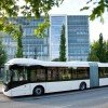 <p><strong>A Volvo Bus Latin America assinou hoje, com a Prefeitura de Curitiba, um memorando de entendimento para a realiza&ccedil;&atilde;o de testes com um &ocirc;nibus el&eacute;trico h&iacute;brido articulado e de um estudo da viabilidade da ado&ccedil;&atilde;o do ve&iacute;culo no sistema de transporte da cidade.&nbsp; </strong></p>

<p>O &ocirc;nibus ser&aacute; desenvolvido pela Volvo para atender a uma demanda de Curitiba de ve&iacute;culos com baixas emiss&otilde;es de poluentes e alta capacidade de transporte.&nbsp;</p>

<p>&quot;Nossa gest&atilde;o tem buscado alternativas para melhoria da qualidade de vida da popula&ccedil;&atilde;o de Curitiba em todas as &aacute;reas. Este trabalho passa pelo investimento em transporte p&uacute;blico e preserva&ccedil;&atilde;o do meio ambiente. Neste sentido, firmamos hoje com a Volvo esta parceria, que esperamos possa render frutos em um futuro pr&oacute;ximo e servir de modelo para outras cidades. Mais uma vez, Curitiba sai na frente&quot;, disse o prefeito de Curitiba, Gustavo Fruet.</p>

<p>O documento tamb&eacute;m foi assinado pela URBS, UTFPR (Universidade Tecnol&oacute;gica do Paran&aacute;), empresa Cidade Sorriso, e Setransp, entidade que re&uacute;ne as empresas de &ocirc;nibus de Curitiba e Regi&atilde;o Metropolitana. Todos v&atilde;o participar da implementa&ccedil;&atilde;o do projeto.</p>

<p>O &ocirc;nibus el&eacute;trico h&iacute;brido articulado ser&aacute; desenvolvido em Curitiba, j&aacute; atendendo &agrave;s homologa&ccedil;&otilde;es de transporte urbano da cidade e vai integrar o City Mobility, projeto global de eletromobilidade da Volvo Bus. O in&iacute;cio dos testes com o ve&iacute;culo est&aacute; previsto para o primeiro semestre de 2016.&nbsp;</p>

<p>&ldquo;&Eacute; motivo de orgulho que Curitiba tenha aceitado nosso convite para ser uma das cidades do mundo a testar o projeto de eletromobilidade da Volvo. Temos uma longa hist&oacute;ria na capital paranaense, no desenvolvimento de solu&ccedil;&otilde;es que contribuam com a efici&ecirc;ncia do sistema de transporte da cidade, com ve&iacute;culos de alta capacidade e sustent&aacute;veis, tanto do ponto de vista ambiental quanto econ&ocirc;mico&rdquo;, declara Luis Carlos Pimenta, presidente da Volvo Bus Latin America.&nbsp;</p>

<p>&ldquo;Curitiba ser&aacute; a primeira cidade no Brasil a testar o &ocirc;nibus el&eacute;trico h&iacute;brido&rdquo;, afirma Hakan Karlsson, Vice Presidente Executivo de Business Areas, da AB Volvo.&nbsp; Outras cidades que participam do projeto s&atilde;o Gotemburgo e Estocolmo, na Su&eacute;cia; Edimburgo, na Esc&oacute;cia; Luxemburgo, em Luxemburgo; Hamburgo, na Alemanha; Montreal, no Canad&aacute;; Xangai, na China; Bangalore, na &Iacute;ndia; Bogot&aacute;, na Col&ocirc;mbia e Cidade do M&eacute;xico, no M&eacute;xico. Al&eacute;m disso, est&aacute; previsto avan&ccedil;ar o projeto na Am&eacute;rica Latina, incluindo j&aacute; durante o pr&oacute;ximo ano as cidades de Santiago, no Chile, Rio de Janeiro e S&atilde;o Paulo, no Brasil.</p>

<p>O &ocirc;nibus el&eacute;trico h&iacute;brido articulado que a Volvo vai desenvolver para Curitiba vai operar 70% no modo el&eacute;trico e 30% no modo h&iacute;brido.&nbsp; O ve&iacute;culo possui tecnologia plug-in, que permite recargas r&aacute;pidas da bateria nos pontos de embarque e desembarque de passageiros.</p>

<p>&ldquo;Estamos customizando um projeto global da Volvo Bus para Curitiba. O modelo articulado ser&aacute; desenvolvido para atender a necessidade de transporte da cidade, de &ocirc;nibus de alta capacidade para circular nos corredores do BRT (Bus Rapid Transit)&rdquo;, refor&ccedil;a Pimenta.</p>

<p>O modelo convencional do el&eacute;trico h&iacute;brido foi lan&ccedil;ado em outubro deste ano, em Hannover, Alemanha, na feira internacional de ve&iacute;culos comerciais IAA. A tecnologia plug-in foi testada em Gotemburgo, na Su&eacute;cia, e os resultados demonstram uma redu&ccedil;&atilde;o no consumo de combust&iacute;vel e de emiss&otilde;es de CO2 em at&eacute; 75% em rela&ccedil;&atilde;o ao &ocirc;nibus convencional movido a diesel.</p>

<p>Lan&ccedil;ado em 2013, o City Mobility &eacute; um projeto global de eletromobilidade da Volvo Bus que tem como objetivo desenvolver solu&ccedil;&otilde;es sustent&aacute;veis de transporte urbano. Re&uacute;ne esfor&ccedil;os do poder p&uacute;blico, iniciativa privada e universidades para desenvolver solu&ccedil;&otilde;es que atendam &agrave;s demandas das cidades por um sistema de transporte p&uacute;blico eficiente, com baixo n&iacute;vel de emiss&otilde;es de poluentes, mais silencioso, r&aacute;pido, confort&aacute;vel e seguro.</p>

<p><strong>Testes</strong></p>

<p>Os testes de opera&ccedil;&atilde;o com o &ocirc;nibus el&eacute;trico h&iacute;brido articulado dever&atilde;o ser feitos na linha que liga o terminal do Pinheirinho, no bairro Pinheirinho, &agrave; Pra&ccedil;a Carlos Gomes, no centro da cidade, sem qualquer custo para a Prefeitura de Curitiba.</p>

<p>&ldquo;Queremos colocar o ve&iacute;culo em teste em condi&ccedil;&otilde;es reais de opera&ccedil;&atilde;o dentro das caracter&iacute;sticas do BRT de Curitiba. Nosso grande desafio &eacute; provar que a tecnologia &eacute; vi&aacute;vel do ponto de vista econ&ocirc;mico, ambiental e operacional&rdquo;, destaca Rafael Nieweglowski, coordenador do City Mobility da Volvo Bus Latin America.&nbsp;</p>

<p>Al&eacute;m do consumo e emiss&otilde;es, o objetivo ser&aacute; comprovar a efici&ecirc;ncia econ&ocirc;mica e operacional da tecnologia. &ldquo;A meta &eacute; que o custo por quil&ocirc;metro para o operador de transporte seja igual ao de um ve&iacute;culo articulado movido a diesel, inclu&iacute;dos o investimento na aquisi&ccedil;&atilde;o do &ocirc;nibus e gastos operacionais, como combust&iacute;vel e manuten&ccedil;&atilde;o&rdquo;, explica Nieweglowski.</p>

<p>No trajeto em que o ve&iacute;culo ser&aacute; testado tamb&eacute;m ser&aacute; definida uma &aacute;rea chamada de zona ambiental e de seguran&ccedil;a, onde s&atilde;o definidos limites de velocidade e de emiss&otilde;es. Nestes trechos, o ve&iacute;culo vai circular apenas no modo el&eacute;trico e com velocidade pr&eacute;-estabelecida. &ldquo;&Eacute; um ve&iacute;culo inteligente, que vai operar dentro do que for programado. Mesmo que o motorista queira dirigir numa velocidade superior &agrave; estabelecida, n&atilde;o vai conseguir&rdquo;, diz Nieweglowski.</p>

<p>O projeto, prepara&ccedil;&atilde;o da infraestrutura e estudo do trajeto para os testes ser&atilde;o realizados em conjunto pela Volvo, URBS, UTFPR, Setransp e Cidade Sorriso. As esta&ccedil;&otilde;es de recarga da bateria devem ser instaladas no Terminal do Pinheirinho e no tubo da Pra&ccedil;a Carlos Gomes.</p>
