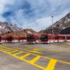 Comboio de ônibus Volvo cruza a Cordilheira dos Andes rumo a Santiago, no Chile.