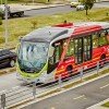 <p><strong>O volume de vendas de &ocirc;nibus da Volvo cresceu 2,7% em 2014 em rela&ccedil;&atilde;o a 2013, apesar do mercado total de &ocirc;nibus ter registrado uma queda de 16,3%, de acordo com dados da Anfavea.&nbsp; Nos segmentos em que a Volvo atua, de pesados e semipesados, a queda do mercado foi de 7,4%. </strong></p>

<p>Este foi o segundo melhor ano da hist&oacute;ria da montadora no mercado de &ocirc;nibus na Am&eacute;rica Latina. Foram comercializados 3.171 chassis, sendo 1.706 ve&iacute;culos emplacados no Brasil e 1.465 entregues no mercado externo.&nbsp; O melhor ano foi 2011, quando a empresa comercializou 3.622 chassis.</p>

<p>A Volvo conquistou 1,2 pontos percentuais de market share, atingindo 11,9% de participa&ccedil;&atilde;o no mercado de &ocirc;nibus no Brasil nos segmentos de pesados e semipesados. Nos &uacute;ltimos quatro anos, a empresa vem aumentando sua participa&ccedil;&atilde;o de mercado de forma consistente. Em 2010 tinha 4,1% de participa&ccedil;&atilde;o de mercado; em 2011, 7,7%; em 2012 alcan&ccedil;ou 9,9%; e em 2013, 10,7%.</p>

<p>&ldquo;Apesar do cen&aacute;rio negativo, o ano foi muito positivo para a Volvo Bus. Tivemos um aumento das vendas tanto no mercado interno quanto no mercado externo&rdquo;, afirma Luis Carlos Pimenta, presidente da Volvo Bus Latin America.&nbsp; O executivo atribui os bons resultados &agrave; satisfa&ccedil;&atilde;o dos clientes com a marca. Uma pesquisa realizada no final de 2014 por instituto de pesquisas GFK Brasil, apontou um &iacute;ndice de 80% de clientes muito satisfeitos no Brasil e de 76% na Am&eacute;rica Latina.</p>

<p>&ldquo;Junto com a rede, temos feito uma s&eacute;rie de investimentos na infraestrutura de atendimento e em programas de p&oacute;s-venda para melhorar cada vez mais a agilidade e a qualidade do atendimento aos operadores de transporte&rdquo;, destaca Pimenta.</p>

<p>Os n&uacute;meros de 2014 tamb&eacute;m apontam um equil&iacute;brio entre as vendas no mercado interno e externo. No ano passado, as exporta&ccedil;&otilde;es representaram 46% das vendas de chassis. Nos &uacute;ltimos anos, o volume de exporta&ccedil;&otilde;es representava menos de 40% do total de vendas de &ocirc;nibus da volvo.</p>

<p>O maior volume de vendas foi para Col&ocirc;mbia, com 60,6% das entregas; seguida pelo Chile, com 19%; e pelo Peru, com 10,6%.&nbsp; &ldquo;Este volume de vendas expressivo para a Col&ocirc;mbia, deve-se &agrave; amplia&ccedil;&atilde;o de algumas linhas alimentadoras ao Transmil&ecirc;nio e ao projeto de renova&ccedil;&atilde;o da frota com ve&iacute;culos com tecnologias menos poluentes, como Euro 5 e h&iacute;brida&rdquo;, argumenta Pimenta.</p>
