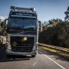 <p>L&iacute;der em seguran&ccedil;a veicular e em solu&ccedil;&otilde;es de transporte, a Volvo traz agora ao mercado o cavalo mec&acirc;nico FH com configura&ccedil;&otilde;es de eixos 8x4, podendo vir equipado com os potentes motores de 500cv ou de 540cv, destinado principalmente para transportar cargas indivis&iacute;veis.</p>

<p>&ldquo;Al&eacute;m do FH com motor 16 litros e 750cv de pot&ecirc;ncia, que &eacute; importado da Su&eacute;cia, agora oferecemos mais uma op&ccedil;&atilde;o para o nicho de mercado que necessita de ve&iacute;culos em que se exige grande performance&rdquo;, declara Bernardo Fedalto, diretor de caminh&otilde;es da Volvo no Brasil.</p>

<p>O cavalo mec&acirc;nico FH 8x4 com motor de 500cv ou 540cv &eacute; uma excelente op&ccedil;&atilde;o para este segmento de transportes, que atualmente faz no mercado uma adapta&ccedil;&atilde;o de ve&iacute;culos com configura&ccedil;&atilde;o de eixos 6x4 para um caminh&atilde;o 8x4, instalando um quarto eixo. &ldquo;Agora, a Volvo oferece uma solu&ccedil;&atilde;o de f&aacute;brica robusta e configurada justamente para o fim a que o caminh&atilde;o se destina&rdquo;, observa Gl&ecirc;nio Karas, engenheiro de vendas da Volvo.</p>

<p>O FH 8x4 vem equipado com freios a disco, EBS, suspens&atilde;o a ar eletr&ocirc;nica e partida de rampa e controle de tra&ccedil;&atilde;o. &Eacute; a mesma suspens&atilde;o do FH16 com motor de 750cv, importado da Su&eacute;cia e destinado principalmente para o transporte de cargas especiais. &ldquo;A nossa solu&ccedil;&atilde;o tem tudo o que um transportador de cargas indivis&iacute;veis precisa para garantir uma opera&ccedil;&atilde;o de alta produtividade com a maior seguran&ccedil;a poss&iacute;vel&rdquo;, afirma Alexander Boni, gerente de caminh&otilde;es da linha F. &ldquo;Os transportadores de cargas especiais t&ecirc;m agora a oportunidade de adquirir mais um caminh&atilde;o com capacidade de transporte de at&eacute; 200 toneladas de CMT&rdquo;, complementa Deonir Gasperin, engenheiro de vendas da Volvo.</p>

<p>A Volvo tamb&eacute;m continua oferecendo as configura&ccedil;&otilde;es FH e FMX cavalo mec&acirc;nico 6x4, com motoriza&ccedil;&otilde;es de 500cv e 540cv, mas agora com um novo e robusto eixo traseiro, com capacidade para at&eacute; 200 toneladas de CMT. Al&eacute;m disso, agora a empresa est&aacute; oferecendo a possibilidade de o caminh&atilde;o vir equipado com o retarder hidr&aacute;ulico que, junto com o VEB (Volvo Engine Brake), o freio motor da Volvo, produz uma capacidade de frenagem de mais de 1,1mil cv.&nbsp;</p>
