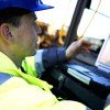 <p><strong>Al&eacute;m de oferecer os equipamentos tecnologicamente mais avan&ccedil;ados do mercado, a Volvo Construction Equipment Latin America possui uma rede de suporte ao cliente estrategicamente distribu&iacute;da por todo o continente. </strong></p>

<p>&ldquo;A Volvo &eacute; uma companhia com um foco grande no suporte ao cliente, o que proporciona o fornecimento de solu&ccedil;&otilde;es de p&oacute;s-venda adequadas &agrave;s necessidades de cada um deles&rdquo;, afirma Afr&acirc;nio Chueire, presidente da Volvo CE Latin America.</p>

<p>Chamada de CS (sigla para Customer Solution), em portugu&ecirc;s Sulu&ccedil;&otilde;es ao Cliente, esta &aacute;rea da Volvo CE re&uacute;ne todas as atividades de p&oacute;s-venda que agregam valor para o cliente por meio de um trabalho executado pela rede de distribuidores de equipamentos da marca. &ldquo;N&oacute;s estamos constantemente procurando a solu&ccedil;&atilde;o mais adequada para a opera&ccedil;&atilde;o do cliente&rdquo;, afirma Alexandre Flatschart, diretor de p&oacute;s-venda da Volvo CE LA. Ele observa que o pessoal de suporte &agrave; vendas, engenheiros e mecatr&ocirc;nicos da rede de distribuidores est&atilde;o preparados para acompanhar o cliente durante toda a vida do equipamento Volvo - desde a pr&eacute;-venda, passando pela entrega t&eacute;cnica, cobrindo todo o ciclo de vida das m&aacute;quinas.</p>

<p>&ldquo;A Volvo est&aacute; presente antes mesmo do equipamento ser vendido&rdquo;, diz o diretor, ao lembrar que os engenheiros da marca examinam as obras onde as m&aacute;quinas ir&atilde;o trabalhar, pesquisam detalhes da opera&ccedil;&atilde;o para a qual elas ser&atilde;o destinadas e estudam todos os detalhes da aplica&ccedil;&atilde;o. O objetivo principal da &aacute;rea de Suporte ao Cliente &eacute; justamente esse: customizar uma solu&ccedil;&atilde;o de servi&ccedil;o de modo que agregue valor ao cliente, o que significa o menor custo total poss&iacute;vel de opera&ccedil;&atilde;o e com um alto grau de disponibilidade mec&acirc;nica dos equipamentos.</p>

<p><strong>Disponibilidade</strong></p>

<p>A &aacute;rea de Suporte ao Cliente da Volvo oferece uma s&eacute;rie de diferentes servi&ccedil;os e produtos para maximizar a disponibilidade mec&acirc;nica das m&aacute;quinas e um custo de manuten&ccedil;&atilde;o competitivo. A come&ccedil;ar pelos Acordos de Suporte ao Cliente, que s&atilde;o diferentes modalidades de acordos de presta&ccedil;&atilde;o de servi&ccedil;o de manuten&ccedil;&atilde;o do equipamento, que transfere para a Volvo, em diferentes n&iacute;veis, a responsabilidade pela manuten&ccedil;&atilde;o da m&aacute;quina, permitindo ao cliente focar sua aten&ccedil;&atilde;o no seu proprio neg&oacute;cio.</p>

<p>A Volvo ainda oferece componentes remanufaturados de f&aacute;brica, proporcionando uma substitui&ccedil;&atilde;o r&aacute;pida dos componentes cobertos pelo programa, e com a mesma qualidade de um componente equivalente novo, al&eacute;m de garantir menor impacto ambiental. Treinamento de operadores, pe&ccedil;as genu&iacute;nas, alta disponibilidade de componentes na rede, lubrificantes Volvo e pessoal especializado e treinado na f&aacute;brica s&atilde;o outras solu&ccedil;&otilde;es da &aacute;rea de Suporte ao Cliente. &ldquo;Nossa engenharia e nossa rede de distribuidores est&atilde;o dedicados a ajudar o cliente a ter a mais alta produtividade nos seus equipamentos e com menores custos de opera&ccedil;&atilde;o e manuten&ccedil;&atilde;o&rdquo;, finaliza Flatschart.</p>
