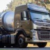 <p>A Volvo est&aacute; oferecendo ao mercado brasileiro um novo modelo de caminh&atilde;o: o FM com motor de 380cv de pot&ecirc;ncia.</p>

<p>Dirigido principalmente para alguns segmentos espec&iacute;ficos, o novo FM chega com um eixo traseiro mais robusto, podendo ser destinado para transporte log&iacute;stico, como opera&ccedil;&otilde;es com tanque, sider e composi&ccedil;&otilde;es com carretas de tr&ecirc;s eixos. &ldquo;&Eacute; mais uma op&ccedil;&atilde;o para o transportador brasileiro&rdquo;, diz Bernardo Fedalto, diretor de caminh&otilde;es da Volvo no Brasil.</p>

<p>&ldquo;O FM com motor de 380cv &eacute; uma excelente alternativa para trechos rodovi&aacute;rios n&atilde;o muito longos&rdquo;, observa Alvaro Menoncin, gerente de engenharia de vendas, citando o novo caminh&atilde;o como uma &oacute;tima oportunidade para opera&ccedil;&otilde;es log&iacute;sticas. Implementado com tanque, &eacute; muito &uacute;til para o transporte de l&iacute;quidos em geral, desde suco de laranja e leite, passando por derivados de petr&oacute;leo at&eacute; produtos petroqu&iacute;micos. Com sider, transporta cargas industrializadas, como eletrodom&eacute;sticos, produtos manufaturados e pe&ccedil;as automotivas, entre outros itens.</p>

<p>&ldquo;O novo FM &eacute; um caminh&atilde;o muito vers&aacute;til, com mais torque e que ainda conta com o consagrado freio motor VEB410&rdquo;, comemora Nilton Roeder, diretor de estrat&eacute;gia de caminh&otilde;es do Grupo Volvo Am&eacute;rica Latina. &ldquo;E tem uma &oacute;tima rela&ccedil;&atilde;o custo benef&iacute;cio&rdquo;, complementa Alexander Boni, gerente de caminh&otilde;es da linha F.</p>

<p><strong>Dirigibilidade</strong></p>

<p>Os executivos lembram ainda que o caminh&atilde;o tem uma suspens&atilde;o dianteira totalmente nova. A suspens&atilde;o recebeu uma nova geometria das molas e tamb&eacute;m uma nova calibragem dos amortecedores, al&eacute;m da nova suspens&atilde;o a ar com freios a tambor. &ldquo;Ela melhorou ainda mais a dirigibilidade do FM em altas velocidades, tornando tamb&eacute;m a dire&ccedil;&atilde;o mais firme em mudan&ccedil;as de faixas, ultrapassagens e em curvas&rdquo;, destaca Gl&ecirc;nio Karas, engenheiro de vendas da Volvo. E ainda a possibilidade de alturas de chassis menores, priorizando cargas de volume.</p>

<p>O interior da cabine do FM tamb&eacute;m foi completamente mudado. O painel &eacute; novo e totalmente ergon&ocirc;mico, com os comandos e bot&otilde;es est&atilde;o ainda mais ao alcance das m&atilde;os do motorista.</p>

<p>&ldquo;Outra inova&ccedil;&atilde;o &eacute; a nova plataforma eletr&ocirc;nica do caminh&atilde;o, ainda mais inteligente e que proporciona um melhor n&iacute;vel de interatividade homem-m&aacute;quina&rdquo;, lembra Deonir Gasperin, engenheiro de vendas da Volvo. A TEA2+ (Truck Electronic Architecture) permite instalar muito mais m&oacute;dulos e componentes, possibilitando uma s&eacute;rie de vantagens tanto para o motorista e o transportador, como para o implementador.</p>

<p>&ldquo;A nova plataforma aumenta consideravelmente a velocidade das informa&ccedil;&otilde;es entre os m&oacute;dulos e a possibilidade de diagn&oacute;sticos e proporciona parametriza&ccedil;&otilde;es mais r&aacute;pidas&rdquo;, observa Gasperin. Mais avan&ccedil;ada e ao mesmo tempo mais &ldquo;enxuta&rdquo;, a TEA2+ teve uma redu&ccedil;&atilde;o substancial de fios e um aumento nas conex&otilde;es digitais.&nbsp; &ldquo;&Eacute; uma arquitetura eletr&ocirc;nica aberta para o futuro, para amplia&ccedil;&otilde;es e melhorias&rdquo;, finaliza o engenheiro.</p>
