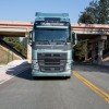 <p>O FH que est&aacute; sendo lan&ccedil;ado no Brasil chega com uma s&eacute;rie de inova&ccedil;&otilde;es que tornam os caminh&otilde;es mais eficientes e rent&aacute;veis do mercado. &ldquo;S&atilde;o tecnologias e solu&ccedil;&otilde;es que d&atilde;o maior produtividade &agrave; opera&ccedil;&atilde;o, maior rentabilidade ao transportador e mais conforto e seguran&ccedil;a ao motorista&rdquo;, diz Alexander Boni, gerente de caminh&otilde;es da linha F.</p>

<p>S&atilde;o in&uacute;meras as novidades que a engenharia da Volvo introduziu na nova linha F. A come&ccedil;ar pelo temporizador de marcha lenta, uma inova&ccedil;&atilde;o bastante esperada pelo setor, para diminuir tanto o consumo de combust&iacute;vel como o desgaste do motor. &ldquo;O pre&ccedil;o do diesel corresponde, na m&eacute;dia, a at&eacute; 50% da planilha de custos do transportador. Este sistema ajuda na opera&ccedil;&atilde;o de transporte&rdquo;, afirma Gl&ecirc;nio Karas, engenheiro de vendas da Volvo.</p>

<p>Outra novidade &eacute; o alternador de alta efici&ecirc;ncia que a nova linha ganhou. Este dispositivo diminui o consumo de energia no caminh&atilde;o, poupando-a para situa&ccedil;&otilde;es onde possa ser mais &uacute;til e adequada. &ldquo;Tudo na nova linha foi pensado para maximizar os benef&iacute;cios e minimizar os gastos desnecess&aacute;rios&rdquo;, destaca Alberto Neumann, gerente de estrat&eacute;gia de produto de caminh&otilde;es do Grupo Volvo Am&eacute;rica Latina.</p>

<p>A aerodin&acirc;mica do FH tamb&eacute;m recebeu mudan&ccedil;as significativas. O caminh&atilde;o tem novos defletores de ar, tanto no teto como na lateral, novas saias laterais e spoilers. &ldquo;Al&eacute;m de terem deixado o FH ainda mais bonito, a nova aerodin&acirc;mica proporciona menor resist&ecirc;ncia ao ar e menor consumo de combust&iacute;vel&rdquo;, observa Deonir Gasperin, engenheiro de vendas da Volvo. Os novos para-brisas s&atilde;o arredondados nos cantos e os espelhos retrovisores t&ecirc;m novo design, diminuindo&nbsp; em 20% a obstru&ccedil;&atilde;o da vis&atilde;o do motorista.</p>

<p>Agora, o ar condicionado &eacute; um item de s&eacute;rie no FH, trazendo ainda mais conforto para a opera&ccedil;&atilde;o. Outra mudan&ccedil;a que representou mais comodidade e seguran&ccedil;a para o motorista &eacute; a possibilidade de troca de local de bot&otilde;es no painel de instrumentos. Esta facilidade permite que o usu&aacute;rio coloque bot&otilde;es em posi&ccedil;&otilde;es mais pr&oacute;ximas. &ldquo;Este intercambiamento de bot&otilde;es &eacute; muito &uacute;til para se adequar &agrave;s mudan&ccedil;as feitas com a coloca&ccedil;&atilde;o de implementos, por exemplo&rdquo;, observa Gasperin.</p>

<p><strong>Ergon&ocirc;mico</strong></p>

<p>O novo FH ganhou novos e ergon&ocirc;micos bancos. Com a mudan&ccedil;a, beneficiam-se todos os motoristas, inclusive os de porte mais alto. Agora, o condutor pode retroceder o banco em 40 mil&iacute;metros a mais para conseguir ainda mais espa&ccedil;o e dirigir o caminh&atilde;o mais confortavelmente e com mais seguran&ccedil;a. &ldquo;Um ambiente de trabalho amplo e confort&aacute;vel, com uma ergonomia mais avan&ccedil;ada e atualizada permite que o motorista produza mais e dirija com maior efici&ecirc;ncia e ainda chegue mais descansado ao fim da viagem&rdquo;, diz Bernardo Fedalto, diretor de caminh&otilde;es da Volvo no Brasil.&nbsp;</p>

<p>&ldquo;A engenharia da Volvo tamb&eacute;m promoveu mudan&ccedil;as na coluna de dire&ccedil;&atilde;o, para melhorar ainda mais a posi&ccedil;&atilde;o de conduzir o ve&iacute;culo. O novo FH sai de f&aacute;brica com um n&uacute;mero maior de ajustes da coluna de dire&ccedil;&atilde;o&rdquo;, diz Marco Silva, gerente do projeto da nova linha Volvo. Com a altera&ccedil;&atilde;o, &eacute; poss&iacute;vel agora ajustar a dire&ccedil;&atilde;o em mais 15&deg; graus, colocando-a numa simetria mais vertical ou pondo numa posi&ccedil;&atilde;o mais adequada ao condutor. &ldquo;Temos um sistema de dire&ccedil;&atilde;o com o maior n&uacute;mero de ajustes do mercado&rdquo;, afirma Nilton Roeder, diretor de estrat&eacute;gia de caminh&otilde;es do Grupo Volvo Am&eacute;rica Latina.</p>

<p>Outra inova&ccedil;&atilde;o foi a substitui&ccedil;&atilde;o dos tradicionais para-s&oacute;is por modernas persianas claras, que podem funcionar manualmente ou, opcionalmente, com controle el&eacute;trico. A Volvo tamb&eacute;m fez uma mudan&ccedil;a no freio de estacionamento, cujo acionamento agora &eacute; feito eletricamente por meio de um bot&atilde;o estrategicamente posicionado no painel de instrumentos. At&eacute; a gera&ccedil;&atilde;o anterior, o freio era acionado com uma pequena alavanca. Na nova linha, o freio de estacionamento tamb&eacute;m &eacute; acionado automaticamente quando se desliga o caminh&atilde;o.</p>

<p>&nbsp;</p>

