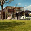<p><strong>A Volvo apresenta o &ocirc;nibus el&eacute;trico da marca na feira UITP, em Mil&atilde;o, na It&aacute;lia. O evento re&uacute;ne representantes do setor de transporte p&uacute;blico de todo o mundo de 08 a 10 de junho. Silencioso, isento de emiss&otilde;es e confort&aacute;vel para os passageiros, o &ocirc;nibus el&eacute;trico da marca &eacute; o mais recente resultado dos investimentos da Volvo em eletromobilidade, que tamb&eacute;m abrange os &ocirc;nibus h&iacute;bridos e os el&eacute;tricos h&iacute;bridos.</strong></p>

<p>&ldquo;O &ocirc;nibus totalmente el&eacute;trico completa nossa linha para a eletromobilidade. Juntos, os &ocirc;nibus h&iacute;bridos, h&iacute;bridos el&eacute;tricos e el&eacute;tricos d&atilde;o condi&ccedil;&otilde;es para que nossos clientes cubram todos os diferentes aspectos da mobilidade sustent&aacute;vel nas cidades,&rdquo; diz H&aring;kan Agnevall, presidente da Volvo Buses.</p>

<p>O executivo acrescenta que o r&aacute;pido desenvolvimento de ve&iacute;culos h&iacute;bridos e el&eacute;tricos est&aacute; baseado na determina&ccedil;&atilde;o da marca em ajudar a resolver um dos maiores desafios enfrentados pelo homem: a sustentabilidade ambiental. &ldquo;Acreditamos que uma das necessidades mais b&aacute;sicas da sociedade, a liberdade de movimento nas cidades, deve ser limpa e silenciosa, em uma jornada em dire&ccedil;&atilde;o a um futuro sustent&aacute;vel&rdquo;, destaca.</p>

<p>Uma carteira de produtos completa &eacute; um dos tr&ecirc;s pilares da estrat&eacute;gia da Volvo Buses em eletromobilidade. Esta estrat&eacute;gia contempla uma oferta completa, que inclui, n&atilde;o s&oacute; os &ocirc;nibus, mas tamb&eacute;m servi&ccedil;os e a infraestrutura. O desenvolvimento de infraestrutura para a eletromobilidade da Volvo Buses caminha em dire&ccedil;&atilde;o a interfaces de carga de energia abertas, que permitem aos clientes usar &ocirc;nibus de outras marcas.</p>

<p><strong>Abordagem &ldquo;turnkey&rdquo; com fortes parceiros </strong></p>

<p>A abordagem turnkey basicamente significa que os clientes dirigem os &ocirc;nibus e a Volvo Buses cuida de todo o resto. Junto com os parceiros globais Siemens e ABB, a empresa tem condi&ccedil;&otilde;es de oferecer solu&ccedil;&otilde;es completas para a infraestrutura el&eacute;trica, incluindo o carregamento inteligente enquanto roda (smart conductive charging). A Volvo Buses pode tamb&eacute;m estabelecer parcerias locais para proporcionarem&nbsp; dep&oacute;sitos e gest&atilde;o de tr&acirc;nsito.</p>

<p><strong>Lan&ccedil;amento comercial em 2017</strong></p>

<p>A linha de &ocirc;nibus eletrificados da Volvo Buses inclui os j&aacute; lan&ccedil;ados H&iacute;brido, que &eacute; um grande sucesso comercial com mais de 2000 unidades comercializadas, e o El&eacute;trico H&iacute;brido, lan&ccedil;ado no segundo semestre de 2014.</p>

<p>Diferente destes dois, o primeiro &ocirc;nibus el&eacute;trico &eacute; um ve&iacute;culo conceito. Com 10,7 metros de comprimento (mais de um metro mais curto que um convencional equivalente), o &ocirc;nibus pode transportar at&eacute; 86 passageiros. O assento central do motorista contribui para a alta capacidade de passageiros.</p>

<p>O consumo de energia dos &ocirc;nibus el&eacute;tricos &eacute; cerca de 80% menor que o dos &ocirc;nibus a diesel correspondentes. A produ&ccedil;&atilde;o em s&eacute;rie do &ocirc;nibus totalmente el&eacute;trico Volvo est&aacute; agendada para 2017.</p>

<p><strong>O &ocirc;nibus el&eacute;trico &eacute; parte do ElectriCity</strong></p>

<p>O &ocirc;nibus el&eacute;trico da Volvo est&aacute; sendo testado no tr&acirc;nsito em Gotemburgo, na Su&eacute;cia, antes de seu lan&ccedil;amento oficial, em 15 de junho. O &ocirc;nibus el&eacute;trico &eacute; parte da coopera&ccedil;&atilde;o ElectriCity que desenvolve, demonstra e avalia solu&ccedil;&otilde;es inovadoras para o futuro do transporte p&uacute;blico sustent&aacute;vel.</p>

<p>Tr&ecirc;s &ocirc;nibus totalmente el&eacute;tricos e sete el&eacute;tricos h&iacute;bridos, todos modelos Volvo Buses, operar&atilde;o na nova linha (55) entre os campus de Lindholmen e Chalmers, passando pelo centro de Gotemburgo. Todos os ve&iacute;culos s&atilde;o equipados com baterias de carga r&aacute;pida com eletricidade renov&aacute;vel nos pontos finais.</p>

<p><strong>Link para acesso ao v&iacute;deo conceito:</strong> &nbsp;<a href="https://youtu.be/_TxY3wTp1lE">https://youtu.be/_TxY3wTp1lE</a></p>

<p><span style="font-size:22px"><span style="font-family:times new roman,times,serif">&Ocirc;nibus el&eacute;trico Volvo, projetado para proporcionar uma experi&ecirc;ncia aos passageiros</span></span></p>

<p><strong>Incentivar mais pessoas a usarem o transporte p&uacute;blico &eacute; uma das chaves mais importantes para o transporte sustent&aacute;vel do amanh&atilde; e para cidades sustent&aacute;veis. Com seu novo &ocirc;nibus el&eacute;trico, a Volvo est&aacute; dando um passo em dire&ccedil;&atilde;o ao futuro, n&atilde;o apenas em rela&ccedil;&atilde;o &agrave;s propriedades ambientais, mas tamb&eacute;m a um projeto. </strong></p>

<p>O interior do novo ve&iacute;culo &eacute; claro e arejado, com combina&ccedil;&otilde;es de cores harmoniosas, assentos confort&aacute;veis feitos em material natural, e capacidade de recarregar telefones celulares e de usar a internet a bordo, s&atilde;o caracter&iacute;sticas do &ocirc;nibus el&eacute;trico que visam atrair passageiros.</p>

<p>&ldquo;Andar de &ocirc;nibus deveria simplesmente ser agrad&aacute;vel. Os passageiros deveriam ter uma experi&ecirc;ncia positiva e poder fazer uso de seu tempo a bordo de forma construtiva. Al&eacute;m disso, embarcar e desembarcar deve ser f&aacute;cil,&rdquo; diz Dan Frykholm, diretor de Design da Volvo Buses.</p>

<p>O fato &eacute; que mesmo visualmente, os &ocirc;nibus el&eacute;trico da Volvo sinaliza que a viagem ser&aacute; fora do comum &ndash; e n&atilde;o somente porque o &ocirc;nibus se desloca silenciosamente e sem emiss&otilde;es. Com seu exterior compacto e apar&ecirc;ncia amig&aacute;vel, o &ocirc;nibus tem a personalidade para ser percebido de forma positiva em qualquer ambiente urbano sens&iacute;vel. Este pode ser at&eacute; mesmo usado no interior de pr&eacute;dios. Portas centrais largas e uma nova altura de embarque facilitam a entrada.</p>

<p>Dentro do &ocirc;nibus, a decora&ccedil;&atilde;o &eacute; clara e arejada. Bem ao lado da porta h&aacute; um grande espa&ccedil;o aberto ideal para, por exemplo, carrinhos de beb&ecirc; ou cadeiras de rodas. Na parte dianteira do &ocirc;nibus existem v&aacute;rios assentos rebat&iacute;veis que podem ser recolhidos e travados nesta posi&ccedil;&atilde;o para o tr&aacute;fego na hora do rush quando h&aacute; necessidade de mais espa&ccedil;o para passageiros em p&eacute;. Os materiais e as cores das superf&iacute;cies foram cuidadosamente selecionados, do piso ao teto.</p>

<p>&ldquo;Para criar um sentimento de conforto e espa&ccedil;o no interior, temos um teto em arco de acr&iacute;lico com ilumina&ccedil;&atilde;o oculta para iluminar de forma agrad&aacute;vel,&rdquo; relata Dan Frykholm.</p>

<p>O restante do &ocirc;nibus &eacute; dominado por tons de verde. A inten&ccedil;&atilde;o &eacute; refletir as credenciais ambientais do &ocirc;nibus el&eacute;trico e, ao mesmo tempo, criar um encaixe agrad&aacute;vel com o verde da carroceria. Os padr&otilde;es gr&aacute;ficos usados se repetem dentro e fora do ve&iacute;culo. O padr&atilde;o, uma silhueta urbana, demonstra a &aacute;rea de opera&ccedil;&atilde;o do &ocirc;nibus, e est&aacute; repetido at&eacute; no estofamento dos bancos.</p>

<p><strong>Qualidade sustent&aacute;vel</strong></p>

<p>&ldquo;Visamos uma harmonia para o todo que cria uma atmosfera agrad&aacute;vel a bordo. As cores e padr&otilde;es s&atilde;o bastante discretos, mas olhando de perto, ver&aacute; que tudo foi pensado nos menores detalhes. At&eacute; a escolha dos materiais ajuda a refor&ccedil;ar a experi&ecirc;ncia. Procuramos qualidade sustent&aacute;vel em tudo,&rdquo; diz Ingrid Karlsson, respons&aacute;vel pelo design dos materiais superficiais e t&ecirc;xteis do &ocirc;nibus el&eacute;trico.</p>

<p>O estofamento dos bancos &eacute; um exemplo perfeito. &Eacute; uma trama de jacquard em l&atilde; pura. &ldquo;A l&atilde; &eacute; dur&aacute;vel e um aut&ecirc;ntico material natural com apar&ecirc;ncia atraente e confort&aacute;vel para sentar. &Eacute; quente quando o clima &eacute; frio, e fresco quando for quente. &Eacute; extremamente adequado para um &ocirc;nibus projetado como meio de transporte sustent&aacute;vel.&rdquo;</p>

<p>A tarefa de transformar as ideias dos designers de pensamento em t&ecirc;xteis funcionais caiu para Bogesunds Weaving Mill em Ulricehamn. A empresa tem larga experi&ecirc;ncia no desenvolvimento de materiais t&ecirc;xteis complexos, e n&atilde;o apenas para a ind&uacute;stria automotiva.</p>

<p>&ldquo;Podemos perceber claramente quanto os fabricantes de &ocirc;nibus, trens e aeronaves est&atilde;o dando maior import&acirc;ncia para o projeto e o design do interior como forma de agradar os passageiros. &Eacute; poss&iacute;vel fazer muita coisa e, em especial, com luz e tecidos para criar interiores agrad&aacute;veis. O novo estofamento usado pela Volvo &eacute; um bom exemplo disto,&rdquo; diz Tobias Torsborn, gerente de vendas para Transportes no Bogesunds Weaving Mill.</p>

<p><strong>Para uma vida m&oacute;vel na cidade </strong></p>

<p>Um deslocamento no tr&acirc;nsito urbano deve ser percebido como uma jornada confort&aacute;vel, do in&iacute;cio ao fim. E mesmo que o tempo que o passageiro passe a bordo seja breve, ele ou ela deve poder us&aacute;-lo da maneira mais flex&iacute;vel e eficiente poss&iacute;vel &ndash; quer seja trabalhando, navegando na Internet ou recarregando seu telefone celular. Tudo isso &eacute; poss&iacute;vel em um &ocirc;nibus el&eacute;trico Volvo &ndash; constru&iacute;do para uma vida m&oacute;vel em todos os sentidos da express&atilde;o.&nbsp;</p>
