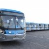 <p><strong>A Volvo Bus Latin America entregou 41 &ocirc;nibus articulados para o sistema de transporte de Campinas. Os &ocirc;nibus foram adquiridos pela empresa VB Transportes e Turismo para renova&ccedil;&atilde;o de frota e v&atilde;o beneficiar 1 milh&atilde;o de usu&aacute;rios por m&ecirc;s. </strong></p>

<p>&ldquo;A aquisi&ccedil;&atilde;o refor&ccedil;a o compromisso das concession&aacute;rias com a qualidade do transporte p&uacute;blico da cidade. Com estes novos ve&iacute;culos, a idade m&eacute;dia da frota cai para 3,8 anos, e alcan&ccedil;amos 81% de acessibilidade&rdquo;, afirma Paulo Barddal, diretor de Comunica&ccedil;&atilde;o e Marketing da Associa&ccedil;&atilde;o das Empresas de Transporte Coletivo Urbano de Campinas (Transurc), &agrave; qual a VB &eacute; associada.</p>

<p>Os ve&iacute;culos possuem 18 metros e capacidade para 160 passageiros.&nbsp; Todos s&atilde;o equipados com caixa de c&acirc;mbio autom&aacute;tica, freio a disco e EBS, um sistema de controle eletr&ocirc;nico dos freios que oferece mais efici&ecirc;ncia e estabilidade &agrave;s frenagens. Al&eacute;m disso, possuem controle de acelera&ccedil;&atilde;o inteligente que garante que somente a pot&ecirc;ncia necess&aacute;ria seja empregada nos arranques e retomadas de velocidade, reduzindo ainda mais o consumo de combust&iacute;vel.</p>

<p>&ldquo;S&atilde;o caracter&iacute;sticas que aumentam a efici&ecirc;ncia do sistema de transporte, garantem mais seguran&ccedil;a &agrave; opera&ccedil;&atilde;o, conforto aos passageiros e ainda reduzem o consumo de combust&iacute;vel e as emiss&otilde;es de poluentes&rdquo;, argumenta Euclides Castro, gerente de &ocirc;nibus urbanos da Volvo Bus Latin America.</p>

<p>Os ve&iacute;culos s&atilde;o equipados com o Gerenciador de Frotas da Volvo, que oferece um raio-x completo da opera&ccedil;&atilde;o dos &ocirc;nibus.&nbsp; O sistema oferece dados como m&eacute;dia de consumo, tempo de marcha lenta, quantidade e tempo de paradas, e velocidade por ve&iacute;culo e por motorista.&nbsp; O sistema tamb&eacute;m possui um c&oacute;digo de falhas, composto por um conjunto com mais de 40 sensores que monitoram a sa&uacute;de do ve&iacute;culo, e emitem sinais de alerta quando h&aacute; desgaste em alguma pe&ccedil;a.</p>

<p><strong>Menor custo operacional </strong></p>

<p>Os &ocirc;nibus Volvo oferecem qualidade ao transporte urbano, seguran&ccedil;a e&nbsp; menor custo operacional, caracter&iacute;sticas que beneficiam tanto os passageiros quanto os operadores de transporte.&nbsp; O baixo custo operacional dos ve&iacute;culos &eacute; garantido pela alta capacidade de transporte, alta disponibilidade e menor consumo de combust&iacute;vel.&nbsp;</p>
