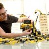 <p><strong>A Volvo Construction Equipment e a LEGO&reg; Technic criaram uma miniatura com controle remoto da carregadeira L350F. O brinquedo se movimenta, ergue e carrega igual a uma m&aacute;quina de verdade, e ainda pode se converter em um caminh&atilde;o articulado igualmente impressionante.</strong></p>

<p>O modelo de controle remoto, composto de mais de 1,6 mil pe&ccedil;as, &eacute; o resultado de oito meses de colabora&ccedil;&atilde;o entre as equipes da LEGO Technic e da Volvo Construction Equipment. O modelo &eacute; mais que a soma de suas partes, pois, como desafio adicional, pode ser montado tamb&eacute;m como um caminh&atilde;o articulado A25F da marca Volvo.</p>

<p>&ldquo;Quer&iacute;amos cooperar com um fabricante premium de brinquedos, pois tamb&eacute;m somos um ator premium no setor de equipamentos de constru&ccedil;&atilde;o&rdquo;, diz Mats Bredborg, diretor global de gest&atilde;o da marca na Volvo CE. &ldquo;A Volvo CE e o Grupo LEGO criam um encaixe perfeito, tanto culturalmente quanto naquilo que tentamos alcan&ccedil;ar com nossos produtos&rdquo;, destaca.</p>

<p>A LEGO Technic &eacute; uma submarca do Grupo LEGO, popular por seus modelos inovadores e tecnicamente avan&ccedil;ados lan&ccedil;ados h&aacute; 37 anos. Diferente das principais linhas LEGO, os tijolinhos s&atilde;o complementados com uma ampla variedade de hastes e pe&ccedil;as de conex&atilde;o em pl&aacute;stico, incluindo engrenagens, eixos, pinos e vigas, para criar complexos elementos com mobilidade. Os modelos visam replicar, o mais precisamente poss&iacute;vel, tanto a forma quanto a fun&ccedil;&atilde;o de seus correspondentes na vida real.</p>

<p>Para capturar a apar&ecirc;ncia da carregadeira L350F, os projetistas da LEGO Technic estudaram as m&aacute;quinas Volvo nos m&iacute;nimos detalhes, inclusive visitando canteiros de obras e operando os equipamentos.</p>

<p>&ldquo;A equipe Volvo ofereceu sugest&otilde;es &uacute;teis e nos deu um entendimento de como as m&aacute;quinas reais s&atilde;o fabricadas e operadas. Ambas as partes s&atilde;o perfeccionistas&rdquo;, observa o gerente de projeto da LEGO Technic, Jeppe Juul Jensen.</p>

<p>O resultado &eacute; um modelo altamente sofisticado que ergue e carrega mesmo em terrenos dif&iacute;ceis. Al&eacute;m disso, os filtros podem ser retirados, o radiador abre para fora, os pist&otilde;es se movimentam e o motor &eacute; pintado de verde, exatamente como em uma Volvo L350F de verdade.</p>

<p>A robusta lan&ccedil;a de carga do modelo consegue erguer mais de 1 quilo, e a ca&ccedil;amba &eacute; o maior elemento individual j&aacute; usado pela LEGO Technic. &ldquo;Estamos muito felizes com o resultado, tanto do ponto de vista funcional quanto de projeto. A LEGO Technic capturou o perfil, a express&atilde;o e a pot&ecirc;ncia das m&aacute;quinas de uma forma incr&iacute;vel, al&eacute;m de incluir muitas caracter&iacute;sticas interessantes com uma lan&ccedil;a para cargas pesadas e uma boa altura de descarga. O Grupo LEGO tamb&eacute;m compartilha nosso valor fundamental de seguran&ccedil;a, e estas m&aacute;quinas foram minuciosamente testadas,&rdquo; diz Mats Bredborg.</p>

<p>A carregadeira Volvo L350F LEGO Technic se destina principalmente a crian&ccedil;as e jovens entre as idades de 11e 16 anos, mas tem apelo para adultos tamb&eacute;m. A linha LEGO Technic j&aacute; tem uma forte base de f&atilde;s adultos, com seguidores leais entre aqueles que apreciam a complexidade e a ingenuidade dos projetos. Foi exatamente este apre&ccedil;o que ajudou a lan&ccedil;ar a L350F.</p>
