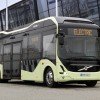 <p><strong>Silencioso, sem emiss&otilde;es e confort&aacute;vel para os passageiros. Estas s&atilde;o as caracter&iacute;sticas do novo &ocirc;nibus el&eacute;trico que a Volvo Buses est&aacute; testando pela primeira vez no tr&acirc;nsito de Gotemburgo, na Su&eacute;cia, cidade sede da companhia. O modelo ser&aacute; lan&ccedil;ado oficialmente em junho e exibido na UITP (Word Congress and Exibition), em Mil&atilde;o.</strong></p>

<p>A opera&ccedil;&atilde;o com o ve&iacute;culo ter&aacute; in&iacute;cio em meados de junho na linha 55 entre Lindholmen e Chalmers/Johanneberg, em Gotemburgo. Esta nova linha ser&aacute; atendida por tr&ecirc;s &ocirc;nibus totalmente el&eacute;tricos e sete h&iacute;bridos el&eacute;tricos. Os ve&iacute;culos est&atilde;o equipados com baterias de carga r&aacute;pida usando energia renov&aacute;vel nos pontos finais. Esta nova linha &eacute; o resultado de uma coopera&ccedil;&atilde;o conhecida como ElectriCity, que desenvolve, demonstra e avalia solu&ccedil;&otilde;es inovadoras para o futuro dos transportes p&uacute;blicos sustent&aacute;veis.</p>

<p>Antes de entrar em opera&ccedil;&atilde;o regular, o novo &ocirc;nibus el&eacute;trico da Volvo ser&aacute; tamb&eacute;m exibido na feira de transportes p&uacute;blicos UITP, realizada em Mil&atilde;o, entre os dias 8 e 10 de junho. A UITP congrega compradores de transportes p&uacute;blicos de todo o mundo, que visitam a feira para conhecer os mais recentes produtos desenvolvidos pela ind&uacute;stria.</p>

<p>&ldquo;Estamos realizando os testes finais para ter certeza de que tudo est&aacute; funcionando como deve para uso em tr&aacute;fego regular. Este &eacute; um importante marco no desenvolvimento de novas solu&ccedil;&otilde;es para &ocirc;nibus eletrificados. Silenciosos e totalmente isentos de emiss&otilde;es, o ve&iacute;culo ir&aacute; contribuir para um ambiente urbano melhor e uma redu&ccedil;&atilde;o no impacto clim&aacute;tico, com os passageiros tendo uma viagem mais agrad&aacute;vel&rdquo;, diz H&aring;kan Agnevall, presidente da Volvo Buses.</p>

<p>As exig&ecirc;ncias de passageiros tamb&eacute;m ajudaram a formatar o projeto dos novos &ocirc;nibus el&eacute;tricos de v&aacute;rias formas. &ldquo;Por exemplo, o embarque e desembarque &eacute; r&aacute;pido e realizado por portas extralargas com piso baixo no meio do &ocirc;nibus. Neste ponto h&aacute; uma ampla &aacute;rea de piso baixo para facilitar o acesso para passageiros cadeirantes ou com carrinhos de beb&ecirc;&rdquo;.</p>

<p>Os projetistas da Volvo visaram dar ao &ocirc;nibus uma atmosfera moderna e acolhedora. O interior &eacute; claro e arejado, existem tomadas para os passageiros recarregarem seus celulares e oferece Wi-Fi a bordo. Apesar de ter apenas 10,7 metros de comprimento (mais de um metro mais curto que um &ocirc;nibus convencional), tem capacidade para transportar at&eacute; 86 passageiros. O assento do motorista posicionado no centro contribui para a alta capacidade de transporte.</p>

<p><strong>Lan&ccedil;amento comercial em 2017</strong></p>

<p>A linha da Volvo Buses de &ocirc;nibus el&eacute;tricos inclui o modelo j&aacute; lan&ccedil;ado Volvo 7900 H&iacute;brido, sucesso comercial com mais de 2000 unidades comercializadas; e o Volvo 7900 H&iacute;brido El&eacute;trico, lan&ccedil;ado em outono de 2014. Diferente destes dois modelos, o novo &ocirc;nibus el&eacute;trico &eacute; um ve&iacute;culo conceito. A produ&ccedil;&atilde;o em s&eacute;rie dos &ocirc;nibus totalmente el&eacute;tricos est&aacute; agendada para 2017.</p>

<p><strong>O &ocirc;nibus el&eacute;trico &eacute; parte do ElectriCity</strong></p>

<p>A opera&ccedil;&atilde;o de &ocirc;nibus el&eacute;tricos na linha 55 de Gotemburgo &eacute; resultado do ElectriCity, um projeto de coopera&ccedil;&atilde;o entre entidades de pesquisa, a ind&uacute;stria e os planejadores urbanos, com a finalidade de desenvolver, demonstrar e avaliar a pr&oacute;xima gera&ccedil;&atilde;o de transportes p&uacute;blicos sustent&aacute;veis. Entre os participantes est&atilde;o o Grupo Volvo, Chalmers, a Ag&ecirc;ncia Sueca de Energia, Regi&atilde;o V&auml;stra G&ouml;taland, V&auml;sttrafik, Keolis, a cidade de Gotemburgo, G&ouml;teborg Energi, Lindholmen Science Park e Johanneberg Science Park.&nbsp;</p>
