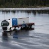 <p><strong>O Grupo Volvo inaugurou recentemente a AstaZero, a primeira pista de testes em tamanho integral para seguran&ccedil;a automotiva ativa localizada na cidade de Bor&aring;s, Su&eacute;cia.</strong></p>

<p>Os dois milh&otilde;es de metros quadrados da &aacute;rea de teste simulam cidades, al&eacute;m de autoestradas com mais de uma pista. &Eacute; neste complexo que o Grupo Volvo testar&aacute; e desenvolver&aacute; as futuras solu&ccedil;&otilde;es em seguran&ccedil;a para ve&iacute;culos pesados.</p>

<p>O campo de AstaZero foi constru&iacute;do e desenvolvido em coopera&ccedil;&atilde;o com o Grupo Volvo com a finalidade de testar inova&ccedil;&otilde;es em seguran&ccedil;a ativa em ambiente de teste e em escala real. A &aacute;rea lembra um gigantesco est&uacute;dio cinema, com quase seis quil&ocirc;metros de estradas rurais, cruzamentos, sem&aacute;foros e pontos de &ocirc;nibus. Os ambientes urbanos podem ser testados em cen&aacute;rios aut&ecirc;nticos, envolvendo outros ve&iacute;culos em situa&ccedil;&otilde;es de tr&acirc;nsito pesado, ciclistas e pedestres, uma autoestrada com v&aacute;rias pistas e uma &aacute;rea para testes em alta velocidade. A infraestrutura permite que os ve&iacute;culos se comuniquem entre si e tamb&eacute;m com o ambiente.</p>

<p>&ldquo;O Grupo Volvo &eacute; l&iacute;der em fornecimento de solu&ccedil;&otilde;es de seguran&ccedil;a para ve&iacute;culos pesados, e AstaZero nos d&aacute; uma vantagem &iacute;mpar no futuro do desenvolvimento de sistemas de seguran&ccedil;a. Ao usar o equipamento sofisticado da pista, al&eacute;m de seus ambientes avan&ccedil;ados de testes, nos tornaremos melhores ainda na mitiga&ccedil;&atilde;o de acidentes na vida real&rdquo;, diz Peter Kronberg, diretor de seguran&ccedil;a do Grupo Volvo. &ldquo;A coopera&ccedil;&atilde;o entre a ind&uacute;stria, o setor p&uacute;blico e a academia est&aacute; ficando cada vez mais importante para a Su&eacute;cia. &Eacute; ao combinar nossos recursos que conseguiremos resolver os problemas atuais da sociedade&rdquo;, complementa o executivo.</p>

<p>Durante a inaugura&ccedil;&atilde;o, o Grupo Volvo fez uma demonstra&ccedil;&atilde;o de como seu sistema de estabiliza&ccedil;&atilde;o eletr&ocirc;nico ajudar&aacute; a evitar que composi&ccedil;&otilde;es longas tombem ao fazer curvas em velocidade, e como a frenagem autom&aacute;tica poder&aacute; ajudar a evitar colis&otilde;es entre caminh&otilde;es e carros de passageiros.</p>

<p>O complexo de AstaZero &eacute; propriedade da SP Technical Research Institute da Su&eacute;cia e de Chalmers University of Technology. O Grupo Volvo &eacute; um dos parceiros industriais das instala&ccedil;&otilde;es.</p>

<p>Quando se trata de seguran&ccedil;a, a vis&atilde;o do Grupo Volvo &eacute; n&atilde;o ter nenhum ve&iacute;culo da marca envolvido em acidentes de tr&aacute;fego. Os peritos em seguran&ccedil;a do Grupo v&ecirc;m estudando dados de acidentes de tr&acirc;nsito desde os anos 1960. As an&aacute;lises demonstram que muitos acidentes podem ser evitados ou mitigados antes mesmo de ocorrerem &ndash; ao usar os sistemas de seguran&ccedil;a ativos.</p>

<p>Os sistemas de seguran&ccedil;a ativos evitam acidentes ao dar suporte para o motorista, por exemplo, ao fornecer informa&ccedil;&atilde;o ou reagir antes que o condutor o fa&ccedil;a. Exemplos de sistemas ativos de seguran&ccedil;a desenvolvidos pelo Grupo Volvo incluem sistemas de aviso de colis&atilde;o com freio de emerg&ecirc;ncia e suporte para troca de pista.</p>
