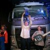<p><strong>A Volvo entregou um caminh&atilde;o FH 540 da nova Linha F para o vencedor do concurso &ldquo;Caminhoneiro do Ano&rdquo;, realizado no ano passado durante a Caravana Siga Bem, patrocinada pela montadora. &nbsp;</strong></p>

<p>O vencedor foi o catarinense de Gaspar, F&aacute;bio Luiz Schimitz, de 40 anos. Ele superou outros 23 finalistas do concurso, que teve a participa&ccedil;&atilde;o de mais de 17 mil motoristas de todo pa&iacute;s. &ldquo;Todos participam do concurso com o mesmo objetivo, e desta vez eu ganhei. Parece que estou sonhando, ainda n&atilde;o consigo acreditar&rdquo;, comemora.&nbsp; Esta foi a terceira vez que ele participou do concurso.</p>

<p>Al&eacute;m de realizar o sonho de ter o seu pr&oacute;prio caminh&atilde;o, Schimitz destaca o conhecimento que o concurso agrega aos participantes. &ldquo;O conhecimento que a gente adquire durante o processo e com os treinamentos realizados durante a caravana fica para sempre&rdquo;, afirma o motorista.&nbsp;</p>

<p>Schimitz conta que pegou gosto pela profiss&atilde;o com o pai, e que come&ccedil;ou a dirigir caminh&atilde;o quando serviu o Ex&eacute;rcito.&nbsp; Atualmente, ele trabalha numa transportadora de texteis na regi&atilde;o do Vale do Itaja&iacute;.</p>

<p>O segundo lugar ficou com o tamb&eacute;m catarinense Ruy Hermes Gobbi, residente da cidade de S&atilde;o Jos&eacute;, que ganhou um Renault Clio. O terceiro colocado foi o mineiro Gustavo Costa Santana, de Belo Horizonte, que levou uma moto Honda.</p>

<p>A entrega dos pr&ecirc;mios foi realizada na Casa do Cliente da Volvo, em Curitiba, no dia 25 de fevereiro.&nbsp; Vinte e quatro motoristas de todo o Pa&iacute;s participaram das provas pr&aacute;ticas e te&oacute;ricas. Eles responderam a testes de conhecimentos gerais sobre o C&oacute;digo Nacional de Tr&acirc;nsito, Mec&acirc;nica, Comportamento Seguro e Cidadania, fizeram testes de dire&ccedil;&atilde;o econ&ocirc;mica e segura.</p>

<p>&ldquo;Sabemos que um pr&ecirc;mio como este pode mudar a vida de um motorista profissional. E Este caminh&atilde;o que estregamos ao F&aacute;bio &eacute; o caminh&atilde;o mais moderno do mundo, com alto &iacute;ndice de tecnologia embarcada&rdquo;, afirma Alex Boni, gerente da Linha F de caminh&otilde;es Volvo.</p>

<p>O novo FH foi lan&ccedil;ando pela Volvo em outubro de 2014 e leva o transporte de cargas para a era do transporte digital.&nbsp; Fabricado com o que h&aacute; de mais avan&ccedil;ado em tecnologia para transporte de carga &eacute; um verdadeiro caminh&atilde;o conectado. &Eacute; equipado com o&nbsp; My Truck, um aplicativo para smartphones que permite ao motorista e ao transportador ter acesso a uma s&eacute;rie de informa&ccedil;&otilde;es sobre o status do ve&iacute;culo, como n&iacute;veis do combust&iacute;vel e do &oacute;leo mesmo de longe; e preparado para receber o I-See, um sistema que reconhece as estradas por onde o caminh&atilde;o j&aacute; passou, tornando a troca de marchas mais eficiente e proporcionando melhor desempenho e menor consumo de combust&iacute;vel.</p>

<p>Com um novo design, muito mais arrojado e aerodin&acirc;mico, o novo FH tem uma cabine um metro c&uacute;bico maior internamente, garantindo mais conforto e seguran&ccedil;a durante a jornada de trabalho e as horas de descanso do motorista.&nbsp;</p>
