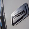 <p>A Volvo do Brasil est&aacute; lan&ccedil;ando a s&eacute;rie especial VM Estradeiro, edi&ccedil;&atilde;o limitada que celebra a voca&ccedil;&atilde;o rodovi&aacute;ria dos caminh&otilde;es VM 6x2 e 8x2.</p>

<p>&ldquo;O VM Estradeiro &eacute; um caminh&atilde;o especial, com itens exclusivos que proporcionam um conforto extra para o motorista&rdquo;, afirma o gerente de vendas de caminh&otilde;es da linha VM, Francisco Mendon&ccedil;a. O VM foi o semipesado que mais cresceu em vendas nos &uacute;ltimos quatro anos.</p>

<p>A s&eacute;rie de ve&iacute;culos tem atributos &uacute;nicos: externamente, o caminh&atilde;o possui pintura nas cores Prata Steel Met&aacute;lico ou Branco Estradeiro, com faixas e um grafismo que remete &agrave; estrada nas laterais. Espelhos retrovisores externos e convexos com acionamento el&eacute;trico, para-sol externo e far&oacute;is de neblina conferem melhor visibilidade e mais seguran&ccedil;a ao dirigir. Adesivos com o emblema da s&eacute;rie especial foram colocados nas laterais, no interior e na parte central do para-sol.</p>

<p>&ldquo;Quem dirigir um VM Estradeiro vai se sentir especial, pois ele tem caracter&iacute;sticas &uacute;nicas que o fazem se destacar em aspectos onde os Volvo VM j&aacute; s&atilde;o melhores, como conforto, seguran&ccedil;a e cuidado com o meio ambiente. E tudo com um padr&atilde;o visual &uacute;nico e de bom gosto&rdquo;, observa Mendon&ccedil;a.</p>

<p>Os bancos em couro aumentam ainda mais o conforto do ve&iacute;culo. Mas h&aacute; outros itens, como os vidros e travas el&eacute;tricos, a suspens&atilde;o integrada da cabine, a entrada USB e conex&atilde;o auxiliar de &aacute;udio, r&aacute;dio CD com MP3 e Bluetooth. &ldquo;Diversos itens, alguns exclusivos, outros normalmente oferecidos como opcionais e outros de s&eacute;rie, foram combinados no VM Estradeiro de forma a refor&ccedil;ar os valores essenciais da marca de seguran&ccedil;a, qualidade e respeito ao meio ambiente, com &ecirc;nfase em economia, conforto e desempenho&rdquo;, destaca Daniel Mello, gerente de marketing da Volvo.</p>

<p>Com op&ccedil;&otilde;es de motores de 270cv ou de 300cv, o VM Estradeiro pode sair de f&aacute;brica com a renomada caixa de c&acirc;mbio I-Shift, de 12 marchas. Ou com uma transmiss&atilde;o de nove marchas que, aliada ao eixo traseiro de simples velocidade com rela&ccedil;&atilde;o mais adequada &agrave; opera&ccedil;&atilde;o, resulta em uma excelente dirigibilidade, com pot&ecirc;ncia ideal para maior seguran&ccedil;a e melhor desempenho. &ldquo;Essa combina&ccedil;&atilde;o perfeita do trem-de-for&ccedil;a resulta em maior economia de combust&iacute;vel e maior durabilidade do motor&rdquo;, completa Marco Mildenberg, planejador de produto do Grupo Volvo Am&eacute;rica Latina.</p>

<p>&ldquo;E sabemos que, quanto mais econ&ocirc;mico o ve&iacute;culo for, menores s&atilde;o as emiss&otilde;es de gases na atmosfera, al&eacute;m de contribuir na redu&ccedil;&atilde;o do custo operacional, o mais elevado na planilha&rdquo;, destaca &Aacute;lvaro Menoncin, gerente de engenharia de vendas da Volvo.&nbsp; A s&eacute;rie especial possui ainda dois tanques de combust&iacute;vel com capacidade total para 560 litros, o que reduz a necessidade de paradas para abastecer, tornando a viagem mais produtiva e mais segura na medida em que o motorista pode escolher criteriosamente os locais onde far&aacute; suas paradas.</p>
