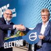 Niklas Andersson, vice-presidente executivo e chefe da divisão de logística da DFDS e Roger Alm, presidente da Volvo Trucks