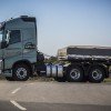 <p><strong>A Volvo &eacute; l&iacute;der global em solu&ccedil;&otilde;es para aumentar a efici&ecirc;ncia dos combust&iacute;veis nos ve&iacute;culos que produz. Mas seus avan&ccedil;os para garantir um transporte rent&aacute;vel para o cliente com o menor impacto ambiental poss&iacute;vel v&atilde;o al&eacute;m das novas tecnologias que introduz em sua linha de produtos.</strong></p>

<p>&ldquo;N&atilde;o basta oferecer produtos de ponta. &Eacute; necess&aacute;rio que tenhamos o ve&iacute;culo correto para cada aplica&ccedil;&atilde;o do transportador&rdquo;, afirma Nilton Roeder, diretor de estrat&eacute;gia de caminh&otilde;es do Grupo Volvo Am&eacute;rica Latina. Ele se refere, por exemplo, a um departamento inteiro que a Volvo mant&eacute;m trabalhando exclusivamente nesta &aacute;rea: &ldquo;A Engenharia de Vendas &eacute; formada por uma equipe de engenheiros altamente especializados em ve&iacute;culos comerciais, preparados e dispon&iacute;veis para ajudar o dono do caminh&atilde;o a encontrar a solu&ccedil;&atilde;o de transporte mais adequada para a sua aplica&ccedil;&atilde;o&rdquo;, diz o executivo.</p>

<p>A Volvo foi a pioneira no mercado brasileiro a oferecer uma entrega t&eacute;cnica completa de ve&iacute;culos aos seus propriet&aacute;rios ou aos motoristas. Lan&ccedil;ada h&aacute; 15 anos, esta &aacute;rea j&aacute; soma mais de 25 mil transportadores atendidos, na f&aacute;brica e na rede de concession&aacute;rios. A entrega t&eacute;cnica contempla treinamentos te&oacute;rico e pr&aacute;tico, test drive, visita &agrave; f&aacute;brica, al&eacute;m da limpeza e revis&atilde;o de entrega do caminh&atilde;o. Por m&ecirc;s, s&atilde;o recebidos no CEV (Centro de Entregas Volvo), em m&eacute;dia, 400 motoristas vindos de todas as regi&otilde;es do Pa&iacute;s. Na Volvo, o motorista tem a oportunidade de ser o primeiro a dirigir o caminh&atilde;o. Ele recebe ainda um treinamento que demonstra como obter o m&aacute;ximo desempenho e lucratividade dos caminh&otilde;es.</p>

<p><strong>Treinamento</strong></p>

<p>Outro importante programa da Volvo que colabora decisivamente nesta &aacute;rea &eacute; o Treinamento de Motoristas. &ldquo;N&oacute;s temos dedicado aos motoristas a oportunidade de expandir suas compet&ecirc;ncias, melhorar seu conhecimento sobre o ve&iacute;culo e mudar os patamares no que se refere a treinamento&rdquo;, declara. O objetivo deste programa &eacute; reduzir o custo operacional do transporte por meio da redu&ccedil;&atilde;o do consumo de combust&iacute;vel, diminuir os riscos de acidentes nas estradas, melhorar o ambiente de trabalho e aumentar o conhecimento dos motoristas.</p>

<p>Na mesma linha de focar o motorista e a opera&ccedil;&atilde;o de transporte, a Volvo criou o Transformar, um revolucion&aacute;rio programa baseado no gerenciamento de riscos da viagem e executado levando-se em considera&ccedil;&atilde;o o cotidiano do condutor do ve&iacute;culo.</p>

<p>&ldquo;O Transformar associa teoria e pr&aacute;tica, tornando o motorista um profissional mais completo, apto a gerenciar riscos, contribuir para amenizar o n&uacute;mero de acidentes e tamb&eacute;m aprimorar a gest&atilde;o e a imagem das transportadoras&rdquo;, observa o diretor.</p>

<p>Roeder cita ainda o Monitor, um programa cujo objetivo &eacute; fornecer ferramentas e aprimorar conhecimentos sobre condu&ccedil;&atilde;o econ&ocirc;mica e segura. &Eacute; um treinamento destinado aos profissionais respons&aacute;veis pelo preparo dos motoristas que atuam nas grandes frotas, como multiplicadores deste importante conhecimento. Durante tr&ecirc;s dias, os monitores de frota recebem conte&uacute;dos sobre condu&ccedil;&atilde;o econ&ocirc;mica e segura, al&eacute;m da pr&aacute;tica em caminh&otilde;es.</p>

<p><strong>Conectividade</strong></p>

<p>A nova linha de caminh&otilde;es ampliou consideravelmente a conectividade como uma importante ferramenta para aumentar a efici&ecirc;ncia no transporte. Os caminh&otilde;es atuais da Volvo permitem melhor gest&atilde;o da opera&ccedil;&atilde;o por meio do monitoramento remoto e de um planejamento de servi&ccedil;os customizado. O Dynafleet, por exemplo, verifica em tempo real como est&aacute; o consumo de combust&iacute;vel da frota. Com seus relat&oacute;rios, &eacute; poss&iacute;vel ver qual a melhor e a pior m&eacute;dia de consumo da frota, onde quer que os caminh&otilde;es estejam.</p>

<p>&ldquo;J&aacute; o Driver Eco Coaching &eacute; uma fun&ccedil;&atilde;o on board que indica ao motorista como conduzir o caminh&atilde;o economicamente&rdquo;, destaca o executivo. Este monitoramento da condu&ccedil;&atilde;o do motorista &eacute; constante, comparando-a com a dire&ccedil;&atilde;o ideal para cada momento da topografia e da estrada. Quando o condutor toma alguma atitude anti-econ&ocirc;mica, aparecem dicas no painel indicando o que ele deveria fazer naquele momento para manter a dire&ccedil;&atilde;o econ&ocirc;mica.</p>

<p>A Volvo tamb&eacute;m investe em combust&iacute;veis alternativos no Brasil. &Eacute; a primeira marca a testar no Pa&iacute;s um caminh&atilde;o movido a GNL (G&aacute;s Natural Liquefeito) e a diesel. O ve&iacute;culo &eacute; movido com cerca de 70% de GNL e o restante a diesel. &ldquo;Esta &eacute; uma tecnologia vi&aacute;vel. Os primeiros caminh&otilde;es movidos a GNL fabricados pela Volvo j&aacute; est&atilde;o circulando com sucesso na Europa e nos Estados Unidos. O g&aacute;s liquefeito &eacute; uma importante alternativa para os atuais combust&iacute;veis&rdquo;, ressalta Roeder.</p>

<p>Os testes com o caminh&atilde;o iniciaram em fevereiro de 2013, em parceria com a White Martins, e os resultados s&atilde;o muito satisfat&oacute;rios. O modelo diesel-GNL oferece o mesmo n&iacute;vel de confiabilidade operacional aos caminh&otilde;es que o apresentado pelo motor diesel convencional. A dirigibilidade tamb&eacute;m &eacute; similar.</p>
