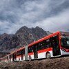 Comboio de ônibus Volvo cruza a Cordilheira dos Andes rumo a Santiago, no Chile.