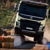<p>A Volvo est&aacute; lan&ccedil;ando os caminh&otilde;es FMX com tra&ccedil;&atilde;o integral para atender demandas espec&iacute;ficas do mercado. O FMX pode sair de f&aacute;brica a partir de agora com configura&ccedil;&otilde;es de eixos 6x6 e 4x4.</p>

<p>&ldquo;S&atilde;o caminh&otilde;es que podem transitar melhor em terrenos irregulares em virtude de sua maior capacidade de tra&ccedil;&atilde;o&rdquo;, diz Bernardo Fedalto, diretor de caminh&otilde;es da Volvo no Brasil.</p>

<p>Na configura&ccedil;&atilde;o 6x6 cavalo mec&acirc;nico, ele pode ser utilizado com v&aacute;rios tipos de implemento, desde tanque e bitrem at&eacute; tritrem, para uma s&eacute;rie de aplica&ccedil;&otilde;es espec&iacute;ficas, como ve&iacute;culo-bombeiro ou de resgate, para ser operado em aeroportos e at&eacute; no segmento florestal, pois &eacute; um caminh&atilde;o bastante robusto, que pode vencer rampas e topografias ruins com mais facilidade.</p>

<p>&ldquo;&Eacute; uma configura&ccedil;&atilde;o que o torna muito vers&aacute;til&rdquo;, afirma Gl&ecirc;nio Karas, engenheiro de vendas da Volvo. Nesta configura&ccedil;&atilde;o de eixos, o Volvo FMX pode sair de f&aacute;brica com motoriza&ccedil;&atilde;o que vai de 380cv a 540cv de pot&ecirc;ncia. Ele tamb&eacute;m pode sair como um ve&iacute;culo r&iacute;gido, que pode ser acoplado a um reboque, dependendo das necessidades do transportador.</p>

<p>A Volvo ainda est&aacute; oferecendo o FMX com configura&ccedil;&atilde;o de eixos 4x4 r&iacute;gido. &Eacute; um ve&iacute;culo tamb&eacute;m destinado para aplica&ccedil;&otilde;es de nicho, como resgate ou bombeiro, por exemplo. Como ele tem tra&ccedil;&atilde;o nas quatro rodas e &eacute; tamb&eacute;m muito robusto, pode ser utilizado em opera&ccedil;&otilde;es mais severas. &ldquo;Na vers&atilde;o 4x4, o FMX pode sair de f&aacute;brica equipado com um motor de 370cv, ou de 380cv&rdquo;, diz Deonir Gasperin, engenheiro de vendas da Volvo.</p>

<p><strong>Oferta de ve&iacute;culos ampliada</strong></p>

<p>Al&eacute;m do 6x6 e do 4x4, a Volvo est&aacute; lan&ccedil;ando o FM com as configura&ccedil;&otilde;es de eixos 4x2 e 6x2 cavalos mec&acirc;nicos, e 4x2, 6x2 e 8x2 r&iacute;gidos, estes &uacute;ltimos com a possibilidade de sa&iacute;rem equipados com motores de 370cv de pot&ecirc;ncia, ou com motores de 380cv de pot&ecirc;ncia. &ldquo;S&atilde;o ve&iacute;culos que ser&atilde;o muito &uacute;teis em atividades de apoio, seja em minera&ccedil;&atilde;o e cana-de-a&ccedil;&uacute;car ou em outros tipos de opera&ccedil;&otilde;es severas&rdquo;, observa Alvaro Menoncin, gerente de engenharia de vendas da Volvo.</p>

<p>&ldquo;A Volvo est&aacute; ampliando sua oferta de ve&iacute;culos com a possibilidade de sa&iacute;rem da linha de produ&ccedil;&atilde;o com tra&ccedil;&atilde;o integral justamente para ampliar o leque de aplica&ccedil;&otilde;es dos caminh&otilde;es da marca. Nossa oferta de caminh&otilde;es nunca foi t&atilde;o grande&rdquo;, diz Alexander Boni, gerente de caminh&otilde;es da linha F.</p>

<p><strong>FMX 8x4</strong></p>

<p>Outra op&ccedil;&atilde;o que a Volvo oferece &eacute; o FMX 8x4 com 50 mil&iacute;metros a mais de altura entre o eixo e o solo. &Eacute; um ve&iacute;culo com maior capacidade de trafegar em pisos ruins, bastante &uacute;til, por exemplo, para ser acoplado a ca&ccedil;ambas e guindastes, em opera&ccedil;&otilde;es dos segmentos de minera&ccedil;&atilde;o e constru&ccedil;&atilde;o. Os caminh&otilde;es receberam refor&ccedil;os estruturais, o que tornou a suspens&atilde;o traseira mais robusta.</p>
