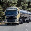 <p>A nova linha F de caminh&otilde;es que a Volvo apresenta foi desenvolvida baseada em cinco pilares para atender as principais necessidades do motorista e da opera&ccedil;&atilde;o de transporte: Disponibilidade, Produtividade, Economia de combust&iacute;vel, Seguran&ccedil;a e Motorista em foco.</p>

<p>&ldquo;O melhor caminh&atilde;o do mundo foi projetado pensando na pessoa que o dirige e no transportador&rdquo;, declara Nilton Roeder, diretor de estrat&eacute;gia de caminh&otilde;es do Grupo Volvo Am&eacute;rica Latina.</p>

<p>Ele se refere &agrave; ampla oferta de ferramentas nos novos ve&iacute;culos, desde a possibilidade de gerenciar frotas e toda a manuten&ccedil;&atilde;o dos caminh&otilde;es, passando por dispositivos para aumentar a produtividade e a redu&ccedil;&atilde;o do custo operacional, at&eacute; o entretenimento do motorista nas horas de descanso.</p>

<p><strong>Economia de combust&iacute;vel</strong></p>

<p>No caso de maximizar a efici&ecirc;ncia energ&eacute;tica, os caminh&otilde;es da nova linha podem ser equipados, por exemplo, com o I-See, um sistema que l&ecirc; a topografia da estrada e memoriza estas informa&ccedil;&otilde;es para, durante uma viagem futura pela mesma rodovia, usar estes dados para gerenciar de forma mais eficiente a troca de marchas e o uso do freio motor e baixar o consumo de combust&iacute;vel.</p>

<p>&ldquo;O I-See &eacute; uma avan&ccedil;ada ferramenta para baixar o consumo de combust&iacute;vel, um dos principais itens da planilha de custos do transportador&rdquo;, afirma Alberto Neumann, gerente de estrat&eacute;gia e desenvolvimento de neg&oacute;cios do Grupo Volvo Am&eacute;rica Latina. &ldquo;Assim como o Dynafleet auxilia o transportador no gerenciamento da frota de caminh&otilde;es&rdquo;, complementa Roeder. Outra novidade &eacute; o alternador de alta efici&ecirc;ncia que a nova linha ganhou.</p>

<p>Esse dispositivo diminui o consumo de energia no caminh&atilde;o, poupando-a para situa&ccedil;&otilde;es onde possa ser mais &uacute;til e adequada.</p>

<p><strong>Disponibilidade</strong></p>

<p>Para aumentar a disponibilidade do ve&iacute;culo, a Volvo desenvolveu uma s&eacute;rie de inova&ccedil;&otilde;es, a come&ccedil;ar pela nova arquitetura eletr&ocirc;nica do caminh&atilde;o, muito mais avan&ccedil;ada e ao mesmo tempo mais &ldquo;enxuta&rdquo;, com cerca de 70% a menos de liga&ccedil;&otilde;es el&eacute;tricas, facilitando bastante, por exemplo, o trabalho com os implementadores. Outra novidade &eacute; a oferta de um freio auxiliar, o retarder, al&eacute;m do j&aacute; poderoso freio motor Volvo, o VEB, agora com 510cv, o que garante um poder de frenagem somado de mais de 1.100cv de pot&ecirc;ncia, no caso de um caminh&atilde;o equipado com motor de 13 litros. &ldquo;S&atilde;o dispositivos que contribuem para aumentar a velocidade m&eacute;dia, aumentando a produtividade e a rentabilidade do transportador&rdquo;, diz Bernardo Fedalto, diretor de caminh&otilde;es Volvo no Brasil.</p>

<p><strong>Seguran&ccedil;a</strong></p>

<p>O FH, que j&aacute; era o caminh&atilde;o mais seguro do mundo, recebeu mais inova&ccedil;&otilde;es nesta &aacute;rea. O ACC (Piloto Autom&aacute;tico Inteligente) agora pode fazer frenagens de emerg&ecirc;ncia at&eacute; o caminh&atilde;o parar totalmente. E as luzes de freios agora piscam intermitentemente, como se fossem um pisca-alerta, para alertar o ve&iacute;culo que vem atr&aacute;s, se a frenagem for numa tal intensidade que demonstre a possibilidade de perigo ou de uma colis&atilde;o traseira. O ve&iacute;culo pode tamb&eacute;m vir equipado com Far&oacute;is Din&acirc;micos, que acompanham o movimento da dire&ccedil;&atilde;o, e com freio de estacionamento el&eacute;trico &ndash; basta desligar a igni&ccedil;&atilde;o do ve&iacute;culo para promover o estacionamento de toda a composi&ccedil;&atilde;o.</p>

<p>O FUPS (Front Underrun Protection System, em portugu&ecirc;s Sistema Anti-intrus&atilde;o Frontal) tamb&eacute;m foi aperfei&ccedil;oado para garantir mais resist&ecirc;ncia a impactos frontais. &ldquo;O FH tem ainda uma s&eacute;rie de novidades nesta &aacute;rea. A seguran&ccedil;a &eacute; um valor essencial da marca Volvo&rdquo;, diz Neumann, citando tamb&eacute;m a possibilidade de instala&ccedil;&atilde;o de c&acirc;meras na traseira do ve&iacute;culo e de tanques de combust&iacute;vel com sistema antifurto de diesel, entre outros dispositivos.</p>

<p><strong>Produtividade</strong></p>

<p>Para aumentar ainda mais a produtividade na opera&ccedil;&atilde;o de transporte, a Volvo est&aacute; ofertando o motor de 540cv e um eixo com 150 toneladas de capacidade de tra&ccedil;&atilde;o para o FMX, o caminh&atilde;o off-road da marca, e o motor de 380cv para o modelo FM. Agora, os caminh&otilde;es podem sair equipados com o freio Retarder, al&eacute;m do freio motor Volvo (VEB), proporcionando um impressionante poder de frenagem de mais de 1.100 cv.</p>

<p>A engenharia da Volvo tamb&eacute;m desenvolveu uma caixa de c&acirc;mbio inteligente I-Shift especialmente voltada para opera&ccedil;&otilde;es de transporte fora-de-estrada e aplica&ccedil;&otilde;es especiais. E os FMX podem sair da linha de produ&ccedil;&atilde;o com as configura&ccedil;&otilde;es de eixos 6x6 e 4x4 (All Wheel Drive). &ldquo;Al&eacute;m disso, a nova linha traz junto o VEB 510 (Volvo Engine Brake), o freio motor da Volvo ainda mais forte, com mais 10cv de pot&ecirc;ncia&rdquo;, observa Neumann.</p>

<p><strong>Motorista em foco</strong></p>

<p>Os novos caminh&otilde;es Volvo foram desenvolvidos pensando no motorista e todas as novidades foram introduzidas objetivando melhorias para ele: uma cabine um metro c&uacute;bico maior que a anterior, garantindo mais 300 litros de &aacute;rea de armazenamento, e um banco ainda mais confort&aacute;vel para a viagem; painel totalmente novo, com bot&otilde;es e fun&ccedil;&otilde;es ainda mais &agrave; m&atilde;o e mostradores no centro; uma coluna de dire&ccedil;&atilde;o com o maior n&uacute;mero de ajustes do mercado; um teto solar que pode ser usado como escape em caso de tombamento e a VDS (Volvo Dynamic Steering) um novo sistema de dire&ccedil;&atilde;o que revoluciona a dirigibilidade e manobrabilidade do caminh&atilde;o. &ldquo;N&atilde;o temos d&uacute;vida de que estas e outras inova&ccedil;&otilde;es refor&ccedil;am o fato de os caminh&otilde;es Volvo serem os mais seguros e confort&aacute;veis do mundo&rdquo;, finaliza Alexander Boni, gerente de caminh&otilde;es da linha F.</p>
