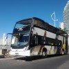 <p><strong>Os &ocirc;nibus h&iacute;bridos da Volvo est&atilde;o fazendo o transporte gratuito dos moradores de Itaja&iacute; e Cambori&uacute; para participar da &uacute;nica parada da Am&eacute;rica Latina da Volvo Ocean Race, maior regata de volta ao mundo.&nbsp; Os &ocirc;nibus passam pelos principais bairros e avenidas das duas cidades rumo &agrave; Vila da Regata, em Itaja&iacute;. </strong></p>

<p>S&atilde;o tr&ecirc;s &ocirc;nibus h&iacute;bridos, um deles doble deck, que circulam entre 19h e 23h, e partem da Vila da Regata de hora em hora. Durante o dia, os ve&iacute;culos fazem o transporte de estudantes das escolas p&uacute;blicas at&eacute; o local do evento, onde participam de atividades de educa&ccedil;&atilde;o ambiental de tr&acirc;nsito. No final de semana os &ocirc;nibus circulam das 14h &agrave;s 23h.</p>

<p>&ldquo;A Itaja&iacute; Stopover tem como caracter&iacute;stica a sustentabilidade social, econ&ocirc;mica e sustent&aacute;vel para diminuir impactos ambientais e trazer resultados positivos para o munic&iacute;pio. O transporte da popula&ccedil;&atilde;o nos &ocirc;nibus h&iacute;bridos contribui para atingirmos a meta de redu&ccedil;&atilde;o de carbono durante o evento&rdquo;, afirma Alexandre Santos, presidente do Comit&ecirc; Central Organizador da Itaja&iacute; Stopover.</p>

<p>Na edi&ccedil;&atilde;o 2011/2012 da Volvo Ocean Race, Itaja&iacute; recebeu o pr&ecirc;mio de parada mais sustent&aacute;vel da regata, um dos mais cobi&ccedil;ados entre as cidades-sedes da competi&ccedil;&atilde;o. Itaja&iacute; se destacou pelo engajamento da popula&ccedil;&atilde;o nas a&ccedil;&otilde;es de educa&ccedil;&atilde;o e preserva&ccedil;&atilde;o ambiental e pelo recorde de p&uacute;blico. &ldquo;Para 2015, n&oacute;s ampliamos ainda mais nosso plano de sustentabilidade. Queremos ser, definitivamente, a parada com a pegada mais sustent&aacute;vel da competi&ccedil;&atilde;o&rdquo;, refor&ccedil;a Alexandre.</p>

<p>O ve&iacute;culo h&iacute;brido da Volvo consome at&eacute; 35% menos combust&iacute;vel e, consequentemente, emite 35% menos g&aacute;s carb&ocirc;nico. Em um ano de opera&ccedil;&atilde;o, deixa de emitir 33 toneladas de CO2 comparado aos ve&iacute;culos a diesel que t&ecirc;m a mesma capacidade de passageiros.</p>

<p>Al&eacute;m disso, o ve&iacute;culo emite 50% menos material particulado (fuma&ccedil;a) e NOx (&oacute;xidos nocivos &agrave; sa&uacute;de), em rela&ccedil;&atilde;o aos &ocirc;nibus com tecnologia Euro 5. Quando comparados aos ve&iacute;culos em circula&ccedil;&atilde;o atualmente, com tecnologia Euro 3, esta redu&ccedil;&atilde;o &eacute; de 90%,.&nbsp; Outra vantagem do ve&iacute;culo &eacute; que &eacute; mais silencioso e n&atilde;o emite ru&iacute;do em cerca de 30% a 40% do tempo de opera&ccedil;&atilde;o.</p>

<p>&ldquo;Esta &eacute; uma excelente oportunidade para divulgarmos os benef&iacute;cios dos nossos &ocirc;nibus h&iacute;bridos para o meio ambiente, al&eacute;m da nossa contribui&ccedil;&atilde;o para o transporte da popula&ccedil;&atilde;o para a Vila da Regata, para participar da Volvo Ocean Race&rdquo;, diz Solange Fusco, diretora de Comunica&ccedil;&atilde;o Corporativa do Grupo Volvo Am&eacute;rica Latina.&nbsp;</p>
