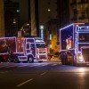 <p><strong>A nova linha de caminh&otilde;es Volvo inicia sua trajet&oacute;ria no Brasil com um transporte especial: o Papai Noel.&nbsp; Oito caminh&otilde;es iluminados v&atilde;o percorrer 31 cidades do Paran&aacute; e interior de S&atilde;o Paulo com a Caravana de Natal da Coca-Cola. </strong></p>

<p>&ldquo;&Eacute; motivo de orgulho para n&oacute;s termos nossos caminh&otilde;es participando deste &iacute;cone mundial de celebra&ccedil;&atilde;o do Natal que &eacute; a Caravana da Coca-Cola, que emociona o p&uacute;blico por onde passa&rdquo;, afirma a diretora de Comunica&ccedil;&atilde;o do Grupo Volvo Am&eacute;rica Latina, Solange Fusco.&nbsp;</p>

<p>A&nbsp;Caravana de Natal saiu de Curitiba ontem &agrave; noite, onde abriu as comemora&ccedil;&otilde;es oficiais do Natal da cidade, e desfilou pelas ruas da cidade, encantando milhares de pessoas.&nbsp; A&nbsp; utiliza&ccedil;&atilde;o dos caminh&otilde;es da marca no projeto &eacute; fruto de uma parceria entre Coca-Cola FEMSA Brasil e a Volvo, que al&eacute;m dos ve&iacute;culos ofereceu o seguro da caravana por meio da Volvo Financial Services (VFS).</p>

<p>&ldquo;Este &eacute; um momento muito especial para n&oacute;s, que coincide com o lan&ccedil;amento de uma nova linha de caminh&otilde;es no pa&iacute;s, com o que h&aacute; de mais avan&ccedil;ado em tecnologia de transporte&rdquo;, afirma Daniel Homem de Mello, gerente de marketing de caminh&otilde;es da Volvo no Brasil.</p>

<p>A nova linha de caminh&otilde;es da Volvo foi lan&ccedil;ada no Brasil em outubro, e leva o transporte rodovi&aacute;rio de cargas &agrave; era digital, com caminh&otilde;es conectados e produzidos com tecnologias que permitem melhor interatividade homem-m&aacute;quina. Os novos modelos come&ccedil;am a ser produzidos no pa&iacute;s em janeiro de 2015. Os modelos utilizados na Caravana s&atilde;o quatro Novos FH, dois FH Classic e dois VM.</p>

<p>Os ve&iacute;culos foram equipados com luzes e carretas com personagens sa&iacute;dos dos contos de Natal representando pequenas pe&ccedil;as teatrais, como a F&aacute;brica de Sonhos e a casa do Papai Noel. O pr&oacute;prio Papai Noel &eacute; transportado em uma das carretas, com seu tren&oacute; puxado pelas renas.&nbsp;</p>

<p>&ldquo;O objetivo &eacute; encantar o p&uacute;blico e lembrar a todos o significado da data. Queremos trazer pequenos momentos de felicidade &agrave; vida das pessoas e inspirar todos a realizarem pequenos gestos que&nbsp;possam&nbsp;tornar mais especial o dia de algu&eacute;m, promovendo um Natal que v&aacute; al&eacute;m da troca de presentes, mas que realmente leve &agrave; felicidade&rdquo;, diz Neuri Pereira, diretora&nbsp;comercial&nbsp;da Coca-Cola FEMSA&nbsp;Brasil.</p>

