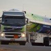 <p><strong>Os combust&iacute;veis alternativos s&atilde;o um importante bra&ccedil;o da pol&iacute;tica da Volvo de buscar maior efici&ecirc;ncia energ&eacute;tica com o menor impacto ambiental poss&iacute;vel. &ldquo;N&atilde;o existe fonte de energia &uacute;nica capaz de substituir o petr&oacute;leo&rdquo;, afirma Lars Martensson, diretor de meio ambiente da Volvo Trucks. </strong></p>

<p>Estes novos combust&iacute;veis e os trens-de-for&ccedil;a correspondentes colocam a Volvo na vanguarda em solu&ccedil;&otilde;es de transporte ambientalmente corretas e que garantem a rentabilidade do transportador.</p>

<p>J&aacute; em 2007 a Volvo havia apresentado sete caminh&otilde;es com motores movidos a combust&iacute;veis alternativos, de origem n&atilde;o-f&oacute;ssil, mostrando que a companhia oferece solu&ccedil;&otilde;es poss&iacute;veis de serem implementadas em todos os mercados, dependendo das necessidades de cada um. &ldquo;Atualmente, a Volvo estuda tr&ecirc;s alternativas especialmente interessantes&rdquo;, diz Martensson: Metano, (G&aacute;s Natural ou GNL), HVO e DME. O HVO &eacute; um diesel sint&eacute;tico, que pode ser usado com nossa tecnologia atual.</p>

<p>&Eacute; poss&iacute;vel substituir uma propor&ccedil;&atilde;o de diesel por g&aacute;s metano, hoje o combust&iacute;vel alternativo mais acess&iacute;vel. &Eacute; relativamente barato em muitos mercados e oferece ganhos em emiss&otilde;es de particulados e de di&oacute;xido de carbono. Esta &eacute; uma grande vantagem, pois as regulamenta&ccedil;&otilde;es ambientais em &aacute;reas urbanas, por exemplo, cada vez mais exigem transporte com o menor impacto ambiental poss&iacute;vel. O caminh&atilde;o Volvo metano-diesel j&aacute; foi inclusive introduzido comercialmente no Reino Unido, Su&eacute;cia e nos Pa&iacute;ses Baixos.</p>

<p>J&aacute; o GNL (G&aacute;s Natural Liquefeito) &eacute; especialmente adequado para tr&aacute;fego regional e rotas&nbsp; de longa dist&acirc;ncia. No Brasil, por exemplo, a Volvo est&aacute; testando um caminh&atilde;o movido a GNL para lan&ccedil;amento no mercado local. Sua combust&atilde;o &eacute; inodora e cont&eacute;m um n&iacute;vel muito baixo de part&iacute;culas t&oacute;xicas, proporcionando uma redu&ccedil;&atilde;o dram&aacute;tica de emiss&otilde;es.</p>

<p>Outra grande aposta da Volvo &eacute; o DME, o dimetil &eacute;ter, um g&aacute;s manuseado em forma l&iacute;quida sob baixa press&atilde;o que &eacute; produzido pela gaseifica&ccedil;&atilde;o de biomassa. &ldquo;&Eacute; a melhor op&ccedil;&atilde;o do ponto de vista ambiental, proporcionando 95% menos emiss&otilde;es de di&oacute;xido de carbono. Comparando-o com outros combust&iacute;veis, oferece um aumento na efici&ecirc;ncia energ&eacute;tica com potencial para substituir 50% do diesel atualmente usado no transporte rodovi&aacute;rio pesado at&eacute; 2030 na Europa.</p>

<p>&ldquo;Mas existe um limite para a produ&ccedil;&atilde;o de biocombust&iacute;veis. No futuro, iremos precisar de mais de um tipo de combust&iacute;vel&rdquo;, observa o diretor, informando que a produ&ccedil;&atilde;o em escala de biodiesel na Europa, por exemplo, substitui apenas 3% do consumo de diesel. Por isso a Volvo aposta tamb&eacute;m em outras solu&ccedil;&otilde;es inteligentes de transporte, como ve&iacute;culos el&eacute;tricos e h&iacute;bridos e at&eacute; outras alternativas mais a longo prazo, como estradas el&eacute;tricas e o Platooning, comboios de ve&iacute;culos conectados eletronicamente entre si.</p>

<p>A Volvo j&aacute; &eacute; l&iacute;der em eletromobilidade em &ocirc;nibus em opera&ccedil;&atilde;o. E j&aacute; tem uma solu&ccedil;&atilde;o h&iacute;brida para caminh&atilde;o, com o FE, o primeiro h&iacute;brido paralelo da Volvo Trucks que reduz o consumo de combust&iacute;vel e as emiss&otilde;es de di&oacute;xido de carbono em at&eacute; 30%.&nbsp;</p>
