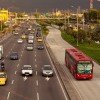 <p><strong>A Volvo Bus Latin America vendeu 155 &ocirc;nibus para o Transmil&ecirc;nio, o BRT (Bus Rapid Transit) de Bogot&aacute;, capital da Col&ocirc;mbia.&nbsp; S&atilde;o 72 articulados e 83 biarticulados que v&atilde;o ampliar a frota e a capacidade de transporte do Sistema Integrado de Transporte P&uacute;blico (Sitp) da cidade.&nbsp; O valor do neg&oacute;cio foi de U$ 28 milh&otilde;es. </strong></p>

<p>&ldquo;Um sistema de transporte urbano de qualidade &eacute; prioridade para os gestores p&uacute;blicos de Bogot&aacute;. Al&eacute;m de decidirem colocar em circula&ccedil;&atilde;o ve&iacute;culos mais amig&aacute;veis com o meio ambiente, como os nossos h&iacute;bridos, h&aacute; um planejamento para a expans&atilde;o dos corredores do BRT da cidade&rdquo;, afirma Luis Carlos Pimenta, presidente da Volvo Bus Latin America.</p>

<p>Bogot&aacute; est&aacute; investindo na amplia&ccedil;&atilde;o estendendo os corredores do Transmil&ecirc;nio com a abertura de cinco novas esta&ccedil;&otilde;es de embarque e desembarque e a extens&atilde;o do sistema&nbsp; para outras cidades da Regi&atilde;o Metropolitana.&nbsp;</p>

<p>Os ve&iacute;culos foram adquiridos pelo Cons&oacute;rcio Express (60 biarticulados e 52 articulados) e pela Gmovil (23 biarticulados e 20 articulados).&nbsp; Os articulados possuem 18,5 metros de comprimento e capacidade para 160 passageiros; e os biarticulados t&ecirc;m 27 metros e transportam 250 passageiros.</p>

<p>&ldquo;A alta capacidade de transporte dos ve&iacute;culos garante mais efici&ecirc;ncia e qualidade ao sistema, reduz o custo por passageiro transportado e diminui a emiss&atilde;o de poluentes&rdquo;, destaca Alexandre Selski, gerente de &ocirc;nibus da Volvo Bus Latin Am&eacute;rica na Col&ocirc;mbia.</p>

<p>Os ve&iacute;culos articulados e biarticulados s&atilde;o equipados com caixa de transmiss&atilde;o autom&aacute;tica, freio a disco e EBS, um sistema de controle eletr&ocirc;nico dos freios que oferece mais efici&ecirc;ncia e estabilidade &agrave;s frenagens. Estes itens garantem seguran&ccedil;a &agrave; opera&ccedil;&atilde;o, conforto aos passageiros e diminuem o desgaste dos componentes, contribuindo para a redu&ccedil;&atilde;o dos custos de manuten&ccedil;&atilde;o.</p>

<p>Outra vantagem dos ve&iacute;culos &eacute; que possuem controle de acelera&ccedil;&atilde;o inteligente.</p>

<p>A tecnologia permite reduzir o consumo de combust&iacute;vel, pois garante que somente a pot&ecirc;ncia necess&aacute;ria seja empregada nos arranques e retomadas de velocidade, evitando acelera&ccedil;&atilde;o acima da necess&aacute;ria. &ldquo;S&atilde;o caracter&iacute;sticas que oferecem&nbsp; um menor custo por quil&ocirc;metro rodado&rdquo;,&nbsp; refor&ccedil;a Selski.</p>

<p>A Volvo oferece atendimento personalizado aos clientes da marca na Col&ocirc;mbia. Possui oficinas volante e profissionais qualificados para atender as demandas diretamente nas garagens dos operadores e pe&ccedil;as para garantir a alta disponibilidade dos ve&iacute;culos.&nbsp;</p>
