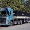 <p>O novo FH que est&aacute; sendo lan&ccedil;ado no Brasil e demais pa&iacute;ses latino-americanos &eacute; a melhor solu&ccedil;&atilde;o de transporte j&aacute; desenvolvida na ind&uacute;stria de caminh&otilde;es. &ldquo;&Eacute; sem d&uacute;vida o melhor e mais seguro caminh&atilde;o pesado do mercado&rdquo;, afirma Bernardo Fedalto, diretor de caminh&otilde;es da Volvo.</p>

<p>Com um novo design, muito mais aerodin&acirc;mico, o FH tem uma nova cabine, um metro c&uacute;bico maior internamente, garantindo muito mais conforto e seguran&ccedil;a tanto durante a jornada de trabalho&nbsp; como durante as horas de descanso do motorista. S&atilde;o 300 litros a mais de espa&ccedil;o para armazenamento e guarda de objetos. &ldquo;&Eacute; um espa&ccedil;o extra precioso para quem tem o caminh&atilde;o como ambiente de trabalho e passa dias fora de casa&rdquo;, destaca Alexander Boni, gerente de caminh&otilde;es da linha F.</p>

<p>E a dirigibilidade &eacute; um dos pontos altos do caminh&atilde;o, que tem uma suspens&atilde;o dianteira totalmente nova. A suspens&atilde;o recebeu uma nova geometria das molas e tamb&eacute;m uma nova calibragem dos amortecedores. &ldquo;Ela melhorou ainda mais a dirigibilidade do FH em altas velocidades, tornando a dire&ccedil;&atilde;o mais firme em mudan&ccedil;as de faixas, ultrapassagens e em curvas&rdquo;, observa Alvaro Menoncin, gerente de engenharia de vendas da Volvo.</p>

<p>O FH tornou-se um caminh&atilde;o ainda mais conectado, com as mais avan&ccedil;adas tecnologias de telemetria j&aacute; criadas para o transporte. Ele sai de f&aacute;brica preparado para receber, por exemplo, o I-See, um espetacular sistema que reconhece as estradas por onde o caminh&atilde;o j&aacute; passou, tornando a troca de marchas mais eficiente e proporcionando melhor desempenho e menor consumo de combust&iacute;vel. Estima-se que a utiliza&ccedil;&atilde;o do I-See possa resultar numa economia de at&eacute; 3% no consumo de combust&iacute;vel.&nbsp; &ldquo;O novo FH mant&eacute;m e consolida a posi&ccedil;&atilde;o de melhor caminh&atilde;o do mercado&rdquo;, diz Nilton Roeder, diretor de estrat&eacute;gia de caminh&otilde;es do Grupo Volvo Am&eacute;rica Latina.</p>

<p><strong>Arquitetura eletr&ocirc;nica</strong></p>

<p>Outra inova&ccedil;&atilde;o importante &eacute; a nova plataforma eletr&ocirc;nica do caminh&atilde;o, agora mais inteligente e que proporciona um melhor n&iacute;vel de interatividade homem-m&aacute;quina. A TEA2+ (Truck Electronic Architecture) permite instalar muito mais m&oacute;dulos e componentes, possibilitando uma s&eacute;rie de vantagens tanto para o motorista e o transportador, como para o implementador.</p>

<p>A nova plataforma aumenta consideravelmente a possibilidade de diagn&oacute;sticos e a pr&oacute;pria velocidade dos diagn&oacute;sticos das ocorr&ecirc;ncias no ve&iacute;culo. Mais avan&ccedil;ada e ao mesmo tempo mais &ldquo;enxuta&rdquo;, a TEA2+ teve uma redu&ccedil;&atilde;o substancial de fios e um aumento das conex&otilde;es digitais.&nbsp; &ldquo;E, al&eacute;m do mais, &eacute; uma arquitetura eletr&ocirc;nica muito mais aberta para o futuro, para amplia&ccedil;&otilde;es e melhorias&rdquo;, ressalta Deonir Gasperin, engenheiro de vendas da Volvo.</p>

<p>Com um novo colch&atilde;o , a nova cama &eacute; mais larga, passando de 760 mil&iacute;metros para 800 mil&iacute;metros de largura. Toda a &aacute;rea envidra&ccedil;ada foi modificada e as colunas laterais ficaram mais estreitas. Os retrovisores t&ecirc;m um novo e arrojado design, o que diminuiu em cerca de 20% a obstru&ccedil;&atilde;o da vis&atilde;o do motorista. O banco do motorista foi reprojetado, tornando-se mais confort&aacute;vel, para pessoas mais altas ou baixas, pois agora conta com 40 mil&iacute;metros a mais no ajuste de posi&ccedil;&atilde;o.</p>

