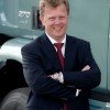 <p><strong>O presidente do Grupo Volvo Am&eacute;rica Latina, Roger Alm, foi apontado para comandar a opera&ccedil;&atilde;o da companhia na Europa do Norte, onde ser&aacute; respons&aacute;vel por 35 pa&iacute;ses, um dos maiores mercados da marca em todo o mundo. Em seu lugar ficar&aacute; o tamb&eacute;m sueco Claes Nilsson, que hoje responde pela regi&atilde;o assumida por Alm. A mudan&ccedil;a se efetiva a partir de janeiro de 2015.</strong></p>

<p>Alm deixa o cargo depois de cinco anos, per&iacute;odo em que comandou a subsidi&aacute;ria da Volvo num de seus maiores e melhores momentos no continente. Em sua administra&ccedil;&atilde;o, a Volvo foi a &uacute;nica marca do Brasil que teve crescimento sustentado, partindo de 13% de participa&ccedil;&atilde;o de mercado em 2009 para os atuais 21,1% de market share no segmento de caminh&otilde;es acima de 16 toneladas, no acumulado de janeiro a setembro de 2014. A Volvo &eacute; l&iacute;der no segmento de pesados.</p>

<p>Neste mesmo per&iacute;odo, a Volvo saltou de 77 concession&aacute;rias em 2009 para perto de 100 unidades at&eacute; o final deste ano. O n&uacute;mero de boxes da rede de concession&aacute;rias cresceu 60% e o de mecatr&ocirc;nicos aumentou em mais de 50%.&nbsp; Em sua gest&atilde;o, o FH foi o caminh&atilde;o pesado mais vendido do Brasil por quatro anos consecutivos. Ele tamb&eacute;m trouxe para o Brasil o caminh&atilde;o mais potente do mundo, o FH16 750cv.</p>

<p>A Volvo ainda foi considerada a Melhor Empresa para Trabalhar do Brasil e a melhor do setor automotivo por diversas vezes no rigoroso levantamento da revista Voc&ecirc; S/A. A companhia ganhou ainda o PNQ (Pr&ecirc;mio Nacional da Qualidade), a &uacute;nica do setor automotivo a conseguir este feito. A Volvo tamb&eacute;m foi premiada duas vezes como a marca mais admirada do Brasil pela Fenabrave.</p>
