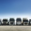 <p><strong>Um dos maiores fabricantes mundiais de ve&iacute;culos comerciais, a Volvo faz no Brasil a maior atualiza&ccedil;&atilde;o de sua linha de caminh&otilde;es desde que come&ccedil;ou a produzir no pa&iacute;s. A come&ccedil;ar pelo j&aacute; lend&aacute;rio FH. &ldquo;&Eacute; um caminh&atilde;o totalmente novo&rdquo;, resume Roger Alm, presidente do Grupo Volvo Am&eacute;rica Latina.</strong></p>

<p>Com um novo design, muito mais aerodin&acirc;mico, o FH tem uma nova cabine, um metro c&uacute;bico maior internamente, garantindo muito mais conforto e seguran&ccedil;a tanto durante a jornada de trabalho como durante as horas de descanso do motorista. Sua dirigibilidade &eacute; um ponto alto, assim como a visibilidade, o que garante mais seguran&ccedil;a.</p>

<p>O FH tornou-se um caminh&atilde;o ainda mais conectado, com as mais avan&ccedil;adas tecnologias de telemetria j&aacute; criadas para o transporte. Agora, o FH sai de f&aacute;brica preparado para receber, por exemplo, o I-See, um espetacular sistema que reconhece as estradas por onde o caminh&atilde;o j&aacute; passou, tornando a troca de marchas mais eficiente e proporcionando melhor desempenho e menor consumo de combust&iacute;vel. &ldquo;O novo FH mant&eacute;m e consolida a posi&ccedil;&atilde;o de melhor caminh&atilde;o do mercado&rdquo;, destaca Bernardo Fedalto, diretor de caminh&otilde;es.</p>

<p>Desenvolvido para o transporte pesado em condi&ccedil;&otilde;es severas, o FMX tamb&eacute;m recebeu grandes modifica&ccedil;&otilde;es. Agora, &eacute; oferecido com um potente motor de 540cv, al&eacute;m das pot&ecirc;ncias de 370cv, 380cv, 420cv, 460cv e 500cv e pode sair de f&aacute;brica tamb&eacute;m com as novas configura&ccedil;&otilde;es de tra&ccedil;&atilde;o integral 4x4 ou 6x6. O FMX tem agora uma nova op&ccedil;&atilde;o de eixo para 150 toneladas de PBTC (Peso Bruto Total Combinado) e ainda uma caixa de c&acirc;mbio eletr&ocirc;nica I-Shift configurada para opera&ccedil;&otilde;es off-road.&ldquo;&Eacute; um novo FMX, com v&aacute;rios atributos que o tornam ainda mais vocacionado para aplica&ccedil;&otilde;es em constru&ccedil;&atilde;o, minera&ccedil;&atilde;o e cana-de-a&ccedil;&uacute;car&rdquo;, afirma Alexander Boni, gerente de caminh&otilde;es Volvo da linha F.</p>

<p>Al&eacute;m do novo design externo, o FM chega com o interior totalmente renovado, nova arquitetura eletr&ocirc;nica e mais novidades: agora, o FM pode sair da linha de produ&ccedil;&atilde;o tamb&eacute;m com um motor de 380cv de pot&ecirc;ncia, e o j&aacute; consagrado motor de 370cv, com configura&ccedil;&otilde;es 4x2, 6x2 e 8x2 e um novo eixo traseiro que eleva sua capacidade de carga para 65 toneladas de PBTC, garantindo maior robustez.</p>

<p>&ldquo;Agora o VM, que iniciou recentemente o processo de atualiza&ccedil;&atilde;o dos caminh&otilde;es da marca, v&ecirc; seus irm&atilde;os maiores completarem a nova linha Volvo&rdquo;, observa Fedalto. &ldquo;A nova linha Volvo marca mais um salto hist&oacute;rico na hist&oacute;ria do transporte de cargas brasileiro&rdquo;, finaliza Nilton Roeder, diretor de estrat&eacute;gia de caminh&otilde;es do Grupo Volvo Am&eacute;rica Latina.&nbsp;</p>
