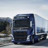 <p><strong>A Volvo Ocean Race est&aacute; sendo celebrada com o lan&ccedil;amento de uma s&eacute;rie especial do FH, um dos caminh&otilde;es pesados mais vendidos no mercado brasileiro.</strong></p>

<p>&Eacute; uma s&eacute;rie limitada de ve&iacute;culos exclusivos, com uma configura&ccedil;&atilde;o &uacute;nica para marcar a etapa latino-americana da maior e mais dif&iacute;cil regata oce&acirc;nica do mundo que leva o nome da Volvo, a patrocinadora do evento. O caminh&atilde;o est&aacute; exposto na Race Village, em Itaja&iacute;, litoral catarinense, onde os modernos veleiros est&atilde;o ancorados e onde acontecem todos os eventos relacionados &agrave; competi&ccedil;&atilde;o no Brasil.</p>

<p>&ldquo;O maior e melhor evento da vela oce&acirc;nica merece ser celebrado com uma edi&ccedil;&atilde;o especial do melhor caminh&atilde;o do mundo&rdquo;, afirma Claes Nilsson, presidente do Grupo Volvo Am&eacute;rica Latina.</p>

<p>Externamente, a cabine pintada na exclusiva cor Azul Ocean Race tem adesivos laterais ao longo de toda a porta mostrando ondas estilizadas, numa refer&ecirc;ncia aos oceanos por onde passam os veleiros da regata. O emblema da Volvo Ocean Race foi colocado ao lado da inscri&ccedil;&atilde;o da pot&ecirc;ncia do caminh&atilde;o &ndash; 540cv ou 500cv.</p>

<p>O nome da competi&ccedil;&atilde;o tamb&eacute;m est&aacute; estampado no letreiro da cabine Globetrotter, 1 metro c&uacute;bico maior do que a vers&atilde;o anterior do FH. Defletores laterais aerodin&acirc;micos foram instalados, embelezando ainda mais o ve&iacute;culo. &ldquo;&Eacute; um FH personalizado, ainda mais bonito&rdquo;, orgulha-se Bernardo Fedalto, diretor de caminh&otilde;es Volvo no Brasil.</p>

<p>Internamente, bancos de couro tornam a cabine ainda mais confort&aacute;vel. O assento do condutor tem regulagens de encosto, lombar, horizontal, altura, inclina&ccedil;&atilde;o e &eacute; reclin&aacute;vel. O banco do motorista tamb&eacute;m tem suspens&atilde;o pneum&aacute;tica com amortecedor ajust&aacute;vel, extens&atilde;o da almofada do banco, ajuste dos ombros e apoio para bra&ccedil;os. Os puxadores tamb&eacute;m s&atilde;o em couro e os tapetes s&atilde;o personalizados com o logo da Volvo Ocean Race 2014/2015. &ldquo;O ambiente de trabalho do motorista deve ser o melhor e o mais seguro poss&iacute;vel, para que ele se sinta bem durante toda a jornada e garanta rentabilidade e agilidade ao transporte&rdquo;, diz Alexander Boni, gerente de caminh&otilde;es da linha F.</p>

<p>Os caminh&otilde;es da edi&ccedil;&atilde;o especial da regata s&atilde;o 6x4 e 6x2, configura&ccedil;&otilde;es de eixos que pode atender &agrave; diferentes aplica&ccedil;&otilde;es rodovi&aacute;rias de longa dist&acirc;ncia. Eles receberam uma especifica&ccedil;&atilde;o tamb&eacute;m abrangente: a renomada caixa de c&acirc;mbio I-Shift; dois tanques de combust&iacute;vel de 450 litros que permitem jornadas longas sem abastecer; tanque de Arla de 90 litros; para-choques em pl&aacute;stico; entre eixos de 3600mm e luz de freio de emerg&ecirc;ncia. &ldquo;&Eacute; uma especifica&ccedil;&atilde;o excelente para que o transportador garanta mais produtividade &agrave; sua opera&ccedil;&atilde;o&rdquo;, declara &Aacute;lvaro Menoncin, gerente de vendas caminh&otilde;es da Volvo.</p>
