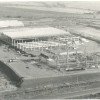 <p><strong>A f&aacute;brica brasileira da Volvo Construction Equipment est&aacute; completando 40 anos. Com um dos maiores &iacute;ndices de qualidade do Grupo Volvo e reconhecida internacionalmente por seus projetos inovadores, a planta &eacute; atualmente um dos principais elos do sistema industrial global da corpora&ccedil;&atilde;o.</strong></p>

<p>&Uacute;nica unidade fabril da Volvo CE na Am&eacute;rica Latina, produz carregadeiras, motoniveladoras, caminh&otilde;es articulados, escavadeiras, retroescavadeiras e compactadores de solo.</p>

<p>&ldquo;S&atilde;o 40 anos de experi&ecirc;ncia&rdquo;, comemora Wladimir Garcia, diretor-geral da f&aacute;brica, destacando que, de um fornecedor exclusivamente local nos anos 70, a planta brasileira passou a provedor mundial, enviando atualmente m&aacute;quinas da marca para toda a Am&eacute;rica Latina e para os principais mercados internacionais, como Estados Unidos, Europa e &Aacute;sia. Cerca de 60% da produ&ccedil;&atilde;o &eacute; hoje voltada para o Brasil e o restante &eacute; exportado.</p>

<p>Localizada em Pederneiras, a 330 quil&ocirc;metros de S&atilde;o Paulo, a unidade local foi pioneira em muitos momentos. &Eacute; a primeira planta multiproduto da Volvo CE em todo o mundo, fabricando paralelamente v&aacute;rios modelos nas mesmas instala&ccedil;&otilde;es. Tamb&eacute;m foi in&eacute;dita ao operar com duas marcas, produzindo m&aacute;quinas Volvo e SDLG. &ldquo;Fomos vanguarda em diversas situa&ccedil;&otilde;es&rdquo;, lembra Garcia. Com foco em melhoria cont&iacute;nua, foi ainda a primeira do Grupo a fazer usinagem a seco e est&aacute; entre as l&iacute;deres mundiais em Lean Manufacturing (Manufatura Enxuta).</p>

<p>A f&aacute;brica do Brasil come&ccedil;ou a operar em 1975, quando ainda funcionava com a marca Clark Michigan, para a produ&ccedil;&atilde;o de empilhadeiras e p&aacute;s-carregadeiras. Em 1984, a Volvo forma uma nova unidade industrial, a VME (Volvo Michigan Euclid). Em 1995, a VME &eacute; incorporada ao Grupo Volvo. Nos anos seguintes, Pederneiras passa a fazer parte do sistema industrial mundial da marca.</p>

<p>&quot;A combina&ccedil;&atilde;o do foco permanente em qualidade com redu&ccedil;&atilde;o de custo, bem como a motiva&ccedil;&atilde;o e o comprometimento dos funcion&aacute;rios fizeram da integra&ccedil;&atilde;o da planta brasileira na plataforma global Volvo um sucesso total&quot;, observa Garcia. &ldquo;N&oacute;s fornecemos a partir de Pederneiras o que h&aacute; de melhor em m&aacute;quinas Volvo para o Brasil e todos os outros continentes&rdquo;, ressalta o executivo. &ldquo;Temos orgulho de ter no Brasil uma unidade fabril com &iacute;ndices t&atilde;o altos de qualidade, seguran&ccedil;a e prote&ccedil;&atilde;o ao meio ambiente&rdquo;, finaliza Afr&acirc;nio Chueire, presidente da Volvo CE Latin America.</p>

<p>A f&aacute;brica funciona num terreno de 390 mil metros quadrados, em uma &aacute;rea constru&iacute;da de 75,3 mil m&sup2;. Atualmente, 648 pessoas trabalham no local. A corpora&ccedil;&atilde;o tem tamb&eacute;m outras plantas na Su&eacute;cia - sede mundial do grupo Volvo -, Fran&ccedil;a, Alemanha, Pol&ocirc;nia, Canad&aacute;, Estados Unidos, Cor&eacute;ia do Sul, R&uacute;ssia, &Iacute;ndia e China. A Volvo CE &eacute; um dos maiores fabricantes mundiais de equipamentos de constru&ccedil;&atilde;o.</p>

<p><strong>Cronologia</strong></p>

<p><strong>1975 &ndash; </strong>In&iacute;cio da opera&ccedil;&atilde;o da f&aacute;brica de Pederneiras, ainda com o nome Clark Michigan</p>

<p><strong>1987 &ndash; </strong>Uma joint venture internacional transformou a companhia em Volvo-Michigan-Euclid, resultando na VME Brasil Equipamentos Ltda.</p>

<p><strong>1988 &ndash; </strong>In&iacute;cio da produ&ccedil;&atilde;o da linha de carregadeiras Volvo BM.</p>

<p><strong>1993 &ndash; </strong>In&iacute;cio da produ&ccedil;&atilde;o do caminh&atilde;o articulado fora-de-estrada.</p>

<p><strong>1995 &ndash; </strong>O Grupo Volvo assume o controle total da VME, dando origem &agrave; Volvo Construction Equipment.</p>

<p><strong>1998 &ndash; </strong>A unidade de Pederneiras recebe fortes investimentos em equipamentos e treinamento de pessoal para passar a produzir equipamentos com plataforma global.</p>

<p>Unidade brasileira passa a responder pelos neg&oacute;cios da marca em toda a Am&eacute;rica do Sul.</p>

<p><strong>2000 &ndash; </strong>In&iacute;cio da produ&ccedil;&atilde;o da motoniveladora.</p>

<p><strong>2002 &ndash; </strong>A carregadeira L50 passa a ser produzida com exclusividade pela unidade de Pederneiras, respons&aacute;vel pelo suprimento desse equipamento para todo o mercado mundial da marca.</p>

<p><strong>2003 &ndash; </strong>Novos investimentos na &aacute;rea de mandrilhadoras, aumentando a capacidade de produ&ccedil;&atilde;o de carregadeiras.</p>

<p><strong>2004 &ndash; </strong>Renova&ccedil;&atilde;o tecnol&oacute;gica das opera&ccedil;&otilde;es prim&aacute;rias de corte e conforma&ccedil;&atilde;o, com investimentos em equipamentos de corte a plasma e prensa hidr&aacute;ulica viradeira com capacidade de 1.000 toneladas, otimizando a produ&ccedil;&atilde;o interna das vigas dos caminh&otilde;es articulados.</p>

<p><strong>2005 &ndash; </strong>Entram em opera&ccedil;&atilde;o novos equipamentos de corte de chapas a laser, de jateamento de chapas e de oxi-corte.</p>

<p>- In&iacute;cio da opera&ccedil;&atilde;o da f&aacute;brica de eixos.</p>

<p>- F&aacute;brica&nbsp; comemora 30 anos.</p>

<p><strong>2006 &ndash; </strong>In&iacute;cio da montagem de escavadeiras.</p>

<p><strong>2007 &ndash; </strong>In&iacute;cio da montagem de miniescavadeiras.</p>

<p><strong>2008</strong> &ndash; In&iacute;cio da usinagem a seco.</p>

<p><strong>2009 &ndash; </strong>In&iacute;cio da montagem de compactadores de solo.</p>

<p><strong>2012</strong> &ndash; Come&ccedil;a a operar o primeiro rob&ocirc; de soldagem.</p>

<p><strong>2013</strong> &ndash; In&iacute;cio da produ&ccedil;&atilde;o de escavadeiras SDLG.</p>

<p><strong>2014</strong> &ndash; In&iacute;cio da produ&ccedil;&atilde;o das retroescavadeiras. F&aacute;brica &eacute; pioneira em ter dentro do grupo uma linha de montagem comum com dois produtos distintos, p&aacute;s-carregadeiras e retroescavadeiras.</p>
