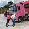 Faiçal Murad Filho, diretor-presidente da Raça Transportes, 
celebra entrega de um Volvo FH 540cv novo e cor-de-rosa para Mere Deime, motorista da transportadora
