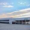 <p><strong>O grupo Apavel inaugura, hoje &agrave; noite, dia 29 de outubro, sua nova e ampliada concession&aacute;ria matriz em Itaitinga, regi&atilde;o metropolitana de Fortaleza, no Cear&aacute;. Com R$ 19 milh&otilde;es em investimentos, a nova unidade possui uma moderna e completa estrutura para atender com mais agilidade ainda os clientes Volvo de caminh&otilde;es e &ocirc;nibus que circulam pela capital cearense e regi&atilde;o, al&eacute;m daqueles ve&iacute;culos que v&ecirc;m de outros Estados.</strong></p>

<p>&ldquo;A Volvo est&aacute; ampliando a capilaridade da Rede de Concession&aacute;rios em todo o Pa&iacute;s. A matriz da Apavel &eacute; mais um importante passo para proporcionarmos um atendimento de alta qualidade para nossos clientes&rdquo;, diz Roger Alm, presidente do Grupo Volvo Am&eacute;rica Latina.</p>

<p>&ldquo;A Apavel inaugura uma concession&aacute;ria que estabelece um padr&atilde;o totalmente novo na regi&atilde;o, incompar&aacute;vel com qualquer outra instala&ccedil;&atilde;o de qualquer outra marca&rdquo;, complementa o presidente. O novo complexo tem 09 (nove) mil metros quadrados (m&sup2;) e foi erguido num terreno de 40 mil m&sup2; localizado no quil&ocirc;metro 22 da BR 116. S&atilde;o 46 (quarenta e seis) boxes no total sendo 30 (trinta) de oficina, 08 (oito) de Pit Stop, 06 (seis) de reforma de ve&iacute;culos e 02 (dois) para alinhamento e troca de pneus.</p>

<p>Os Pit Stops s&atilde;o boxes especiais para atender com grande rapidez os caminh&otilde;es e &ocirc;nibus dentro de um novo conceito de servi&ccedil;o r&aacute;pido de troca de &oacute;leo, proporcionando ainda mais disponibilidade aos ve&iacute;culos da marca.</p>

<p>Os Pit Stops da matriz da Apavel em Fortaleza foram concebidos como modelo, seguindo os mais rigorosos padr&otilde;es deste novo conceito. Funcionam de forma aut&ocirc;noma dentro da estrutura da concession&aacute;ria, tendo seu consultor t&eacute;cnico, faturamento e estoque de pe&ccedil;as, pr&oacute;prios. Toda a alimenta&ccedil;&atilde;o de &oacute;leos e flu&iacute;dos &eacute; feita na vala e a opera&ccedil;&atilde;o deve ser realizada em menos de 50 minutos.</p>

<p><strong>Disponibilidade</strong></p>

<p>&ldquo;Instalamos o que h&aacute; de mais moderno nesta &aacute;rea para garantir mais agilidade durante o per&iacute;odo em que o caminh&atilde;o permanece na concession&aacute;ria&rdquo;, afirma El&aacute;dio Benevides, diretor-geral do Grupo Apavel.</p>

<p>Os boxes de reforma possuem as mais modernas cabines de pintura, dispondo de todos os equipamentos e ferramental para a recupera&ccedil;&atilde;o total dos ve&iacute;culos. &ldquo;Queremos garantir a m&aacute;xima disponibilidade. Lugar de caminh&atilde;o e &ocirc;nibus &eacute; rodando na estrada, proporcionando mais produtividade e rentabilidade para o transportador&rdquo;, complementa Carlos Pacheco, Diretor de Desenvolvimento de Concession&aacute;rias do Grupo Volvo Am&eacute;rica Latina.</p>

<p>A nova estrutura possui ainda um avan&ccedil;ado Centro de Treinamento, voltado para atender motoristas e funcion&aacute;rios dos transportadores. Equipado com um miniaudit&oacute;rio,&nbsp;&nbsp; multim&iacute;dia e equipamentos para video-confer&ecirc;ncia e treinamentos &agrave; dist&acirc;ncia. Outra importante inova&ccedil;&atilde;o s&atilde;o os dormit&oacute;rios para motoristas com capacidade para abrigar 20 pessoas, al&eacute;m de duas salas de espera dotadas de TV a cabo, Wi-Fi e um refeit&oacute;rio para 120 pessoas. As instala&ccedil;&otilde;es t&ecirc;m tamb&eacute;m um centro de lazer para clientes e funcion&aacute;rios, com campo de futebol e churrasqueiras.</p>

<p><strong>Estrat&eacute;gico</strong></p>

<p>A nova concession&aacute;ria est&aacute; situada num ponto estrat&eacute;gico da Grande Fortaleza, de f&aacute;cil acesso para os ve&iacute;culos da marca que circulam pela regi&atilde;o, sendo esta a principal rodovia que interliga todos os Estados do Nordeste. &ldquo;&Eacute; um local extremamente importante do ponto de vista log&iacute;stico&rdquo;, observa o diretor-geral do Grupo Apavel.</p>

<p>O Cear&aacute; &eacute; um estado em franca expans&atilde;o, com uma economia diversificada, destacando-se a ind&uacute;stria t&ecirc;xtil e cal&ccedil;adista, o turismo do litoral, uma pujante agricultura baseada nas culturas de feij&atilde;o, milho e arroz, e tamb&eacute;m uma crescente pecu&aacute;ria de bovinos, su&iacute;nos e caprinos. Os caminh&otilde;es da marca comercializados na regi&atilde;o s&atilde;o voltados principalmente para os segmentos que transportam combust&iacute;veis, cereais, constru&ccedil;&atilde;o e cont&ecirc;ineres. Os &ocirc;nibus Volvo s&atilde;o dirigidos na maioria para opera&ccedil;&otilde;es de fretamento, ou ve&iacute;culos de alta capacidade de transporte para o BRT de Fortaleza.</p>

<p>A Apavel est&aacute; presente com nove concession&aacute;rias nas regi&otilde;es Norte e Nordeste, atendendo os Estados do Cear&aacute;, Par&aacute;, Amazonas, Piau&iacute;, Maranh&atilde;o, Roraima e Amap&aacute;.</p>
