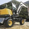 <p><strong>A Volvo Construction Equipment registrou aumento de participa&ccedil;&atilde;o de mercado em suas principais linhas de produtos em 2013. &ldquo;Apesar de uma economia que n&atilde;o correspondeu &agrave;s expectativas iniciais, registramos crescimento em v&aacute;rios segmentos&rdquo;, declara Afr&acirc;nio Chueire, presidente da Volvo Construction Equipment Latin America.</strong></p>

<p>No segmento de carregadeiras, o market share passou de 10,3% em 2012 para 11,8% em 2013. Outro grande salto ocorreu com as escavadeiras, cuja participa&ccedil;&atilde;o de mercado passou de 10,9% para 12,8%. &ldquo;Nossos equipamentos s&atilde;o reconhecidos por sua alta confiabilidade, disponibilidade e robustez. Estamos cada vez mais conquistando as empresas e usu&aacute;rios destas m&aacute;quinas&rdquo;, diz Chueire. Carregadeiras responderam por 34% das vendas totais da Volvo no ano passado, enquanto as escavadeiras representaram 29%.</p>

<p>Outro resultado importante foi registrado na linha de caminh&otilde;es articulados. O market share da Volvo, que j&aacute; era bastante alto, na faixa dos 29%, atingiu a impressionane marca de 44,3% no Brasil, quase a metade de todas as m&aacute;quinas deste tipo vendidas no pa&iacute;s neste per&iacute;odo. &ldquo;A Volvo inventou o conceito do caminh&atilde;o articulado. Somos um dos principais players nesta categoria&rdquo;, comemora o presidente da Volvo CE Latin America.</p>

<p>A Volvo teve outro resultado significativo na chamada utility range (retroescavadeiras e minicarregadeiras). Estas m&aacute;quinas atingiram uma participa&ccedil;&atilde;o de mercado de 5,2% no ano passado, ante os 4,8% do exerc&iacute;cio anterior. As minicarregadeiras Volvo alcan&ccedil;aram uma participa&ccedil;&atilde;o de 11% no mercado dom&eacute;stico, 3,8 pontos percentuais a mais que os 7,2% registrados no exerc&iacute;cio anterior. &ldquo;A alta tecnologia e a grande produtividade de nossos equipamentos compactos est&atilde;o chamando a aten&ccedil;&atilde;o do mercado&rdquo;, observa Chueire.</p>

<p>Considerando todas as categorias de m&aacute;quinas, a empresa comercializou um total de 3751 unidades em 2013, 11% a menos que as 4244 m&aacute;quinas registradas no exerc&iacute;cio anterior. As exporta&ccedil;&otilde;es de m&aacute;quinas para os demais pa&iacute;ses da Am&eacute;rica Latina atingiram 1097 unidades no per&iacute;odo. O Brasil representou 71% das vendas no continente, com 2654 equipamentos comercializados em 2013, continuando a ser o grande mercado da Volvo na Am&eacute;rica Latina.</p>

<p>Constru&ccedil;&atilde;o e minera&ccedil;&atilde;o</p>

<p>Os setores de constru&ccedil;&atilde;o e minera&ccedil;&atilde;o foram novamente os principais respons&aacute;veis por&nbsp; neg&oacute;cios da companhia no Brasil. 82% das vendas da Volvo no mercado brasileiro em 2013 estiveram relacionados &agrave; constru&ccedil;&atilde;o e minera&ccedil;&atilde;o. &ldquo;Ainda h&aacute; muito o que fazer na &aacute;rea de constru&ccedil;&atilde;o no Brasil e nos demais pa&iacute;ses da Am&eacute;rica Latina. &Eacute; um setor com um grande potencial&rdquo;, observa Chueire.</p>

<p>Sediada em Curitiba, no Paran&aacute;, e com f&aacute;brica em Pederneiras, interior de S&atilde;o Paulo, a Volvo CE Latin America &eacute; um dos principais fabricantes de equipamentos de constru&ccedil;&atilde;o. No Brasil e demais pa&iacute;ses latino-americanos, a Volvo Construction Equipment comercializa carregadeiras, escavadeiras, motoniveladoras, retroescavadeiras, minicarregadeiras, rolos compactadores e caminh&otilde;es articulados.</p>
