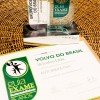 <p><strong>A Volvo recebeu ontem, em S&atilde;o Paulo, o pr&ecirc;mio de empresa mais sustent&aacute;vel do setor autoind&uacute;stria do Guia Exame de Sustentabilidade 2014.&nbsp; &Eacute; a primeira vez que uma empresa do setor recebe este pr&ecirc;mio. A montadora se destacou, especialmente, na dimens&atilde;o ambiental pela gest&atilde;o em efici&ecirc;ncia energ&eacute;tica.</strong></p>

<p>&ldquo;&Eacute; um reconhecimento importante, que evidencia os resultados alcan&ccedil;ados com o modelo de gest&atilde;o por excel&ecirc;ncia adotado pela Volvo, e que reflete diretamente na sustentabilidade do neg&oacute;cio como um todo. Este e outros pr&ecirc;mios que a empresa tem recebido s&atilde;o fruto de um trabalho de longo prazo pautado em nossos valores corporativos, de seguran&ccedil;a, qualidade e respeito ao meio ambiente&rdquo;, afirma Carlos Morassutti, vice-presidente de RH e Assuntos Corporativos do Grupo Volvo Am&eacute;rica Latina.</p>

<p>O executivo completa ainda que &ldquo;um pr&ecirc;mio como este, nos traz tamb&eacute;m uma responsabilidade grande, de continuarmos inovando em todos os processos e frentes de sustentabilidade da empresa para continuarmos como uma refer&ecirc;ncia em pr&aacute;ticas de gest&atilde;o econ&ocirc;mica, social e ambiental&rdquo;.</p>

<p>Em dez anos, a Volvo reduziu em 63% do consumo de energia necess&aacute;rio para a produ&ccedil;&atilde;o de um ve&iacute;culo e em 48,5% as emiss&otilde;es de g&aacute;s carb&ocirc;nico. Para atingir esse resultado foram adotadas medidas como o aproveitamento do calor gerado pelas m&aacute;quinas de usinagem de motores para esquentar a &aacute;gua dos chuveiros dos vesti&aacute;rios, instala&ccedil;&atilde;o de inversores de frequ&ecirc;ncia para o desligamento de m&aacute;quinas que n&atilde;o est&atilde;o em uso, melhorias no sistema de ilumina&ccedil;&atilde;o, reciclagem de res&iacute;duos s&oacute;lidos, entre outras. A empresa tamb&eacute;m obteve boa pontua&ccedil;&atilde;o na dimens&atilde;o social, em raz&atilde;o de programas voltados &agrave; mobiliza&ccedil;&atilde;o da sociedade para a seguran&ccedil;a de tr&acirc;nsito e a&ccedil;&otilde;es envolvendo a comunidade do entorno da f&aacute;brica.</p>

<p>A escolha das empresas mais sustent&aacute;veis para o guia Guia Exame de Sustentabilidade tem como base uma metodologia elaborada pelo Centro de Estudos em Sustentabilidade (GVces), da Funda&ccedil;&atilde;o Get&uacute;lio Vargas de S&atilde;o Paulo. Neste ano, mais de 200 companhias preencheram o question&aacute;rio.</p>

<p>A an&aacute;lise das empresas para a escolha das mais sustent&aacute;veis &eacute; focada em quatro dimens&otilde;es: <strong>geral</strong>, que aborda transpar&ecirc;ncia e a governan&ccedil;a da sustentabilidade dentro da companhia e o engajamento das partes interessadas; <strong>econ&ocirc;mica</strong>, que avalia o planejamento, a gest&atilde;o de riscos e oportunidades, o tratamento de ativos intang&iacute;veis e o desempenho das empresas; <strong>social</strong>, sobre pol&iacute;ticas e pr&aacute;ticas de relacionamento com diferentes p&uacute;blicos, como funcion&aacute;rios, fornecedores, clientes, consumidores, sociedade e governo; e <strong>ambiental</strong>, que analisa o compromisso com a preserva&ccedil;&atilde;o ambiental, com medidas como a gest&atilde;o do consumo de &aacute;gua e de emiss&atilde;o de res&iacute;duos.</p>

<p>Este ano, a Volvo foi eleita tamb&eacute;m, pela quinta vez, a melhor para trabalhar do setor automotivo, de acordo com pesquisa realizada pela revista Voc&ecirc; S/A, tamb&eacute;m da editora Abril.</p>
