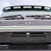 <p>H&aacute; d&eacute;cadas l&iacute;der mundial em seguran&ccedil;a veicular, a Volvo refor&ccedil;a ainda mais sua posi&ccedil;&atilde;o nesta &aacute;rea com o lan&ccedil;amento da nova linha de caminh&otilde;es. O novo FH chega ao mercado com uma nova e ampla cabine ainda mais forte que a anterior, que j&aacute; era a melhor do mercado.</p>

<p>Os crash tests realizados durante o desenvolvimento do caminh&atilde;o mostram que a cabine do novo FH &eacute; ainda mais forte e mais segura do que qualquer outra anterior. &ldquo;A seguran&ccedil;a &eacute; um valor fundamental da Volvo&rdquo;, declara Bernardo Fedalto, diretor de caminh&otilde;es da Volvo no Brasil.</p>

<p>A Volvo promoveu milhares de testes simulados de componentes e colis&otilde;es e dezenas de colis&otilde;es reais, os chamados crash tests, que permitiram aos engenheiros da marca desenvolver uma cabine ainda mais segura. &ldquo;A Volvo usou novas tecnologias, novos materiais e tudo o que aprendemos e toda nossa experi&ecirc;ncia nesta &aacute;rea para chegar a esta nova cabine que suporta ainda mais impactos&rdquo;, afirma Nilton Roeder, diretor de estrat&eacute;gia de caminh&otilde;es do Grupo Volvo Am&eacute;rica Latina.</p>

<p><strong>Novos materiais e novas solu&ccedil;&otilde;es</strong></p>

<p>A engenharia da Volvo utilizou, por exemplo, materiais de resist&ecirc;ncia elevada, como o a&ccedil;o bif&aacute;sico nas barras de absor&ccedil;&atilde;o de choque e nas portas. A cabine tamb&eacute;m tem o a&ccedil;o mais resistente dispon&iacute;vel atualmente para os pain&eacute;is da carroceria, moldado em prensa termoendurecido de resist&ecirc;ncia ultra elevada.</p>

<p>&ldquo;Com o uso destes a&ccedil;os de novas qualidades pudemos projetar uma cabine mais resistente, sem aumentar o peso&rdquo;, afirma Gl&ecirc;nio Karas, engenheiro de vendas da Volvo. &ldquo;Assim, aumentamos a seguran&ccedil;a sem comprometer a capacidade de carga, um atributo muito importante em um ve&iacute;culo comercial cuja fun&ccedil;&atilde;o primordial &eacute; o transporte&rdquo;, destaca Alexander Boni, gerente de caminh&otilde;es da linha F.</p>

<p>A resist&ecirc;ncia e a funcionalidade tamb&eacute;m s&atilde;o otimizadas com novas tecnologias, incluindo a solda a laser. Este m&eacute;todo permite unir dois pain&eacute;is planos antes da moldagem. Com este tipo de painel, &eacute; poss&iacute;vel otimizar a estrutura e integrar as exclusivas solu&ccedil;&otilde;es de seguran&ccedil;a Volvo na cabine. Diversas altera&ccedil;&otilde;es na estrutura da cabine tamb&eacute;m contribu&iacute;ram para aumentar a seguran&ccedil;a. A cabine agora &eacute; maior, pois os pilares &ldquo;A&rdquo; s&atilde;o mais verticais, criando mais espa&ccedil;o para o motorista em seu interior. A porta e a estrutura do ch&atilde;o tamb&eacute;m foram alteradas para proporcionar a melhor prote&ccedil;&atilde;o poss&iacute;vel em caso de colis&atilde;o.</p>
