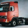 <p>A Volvo est&aacute; lan&ccedil;ando uma edi&ccedil;&atilde;o especial e limitada de caminh&otilde;es em comemora&ccedil;&atilde;o aos 20 anos do FH no Brasil.</p>

<p>&ldquo;Temos orgulho de apresentar esta s&eacute;rie especial e exclusiva do FH, um modelo que liderou v&aacute;rias vezes o ranking nacional de caminh&otilde;es pesados e que &eacute; de longe o caminh&atilde;o mais admirado e desejado do Brasil&rdquo;, afirma Daniel Mello, gerente de marketing da Volvo.</p>

<p>O modelo comemorativo chega ao mercado com todas as op&ccedil;&otilde;es de motoriza&ccedil;&atilde;o da Volvo: 420cv, 460cv, 500cv e 540cv. &ldquo;Basta estacionar em um posto de combust&iacute;vel, ou uma r&aacute;pida visita &agrave;s redes sociais para perceber a legi&atilde;o de f&atilde;s do FH, o orgulho e a satisfa&ccedil;&atilde;o de quem dirige o ve&iacute;culo e o desejo e sonho de consumo dos que ainda n&atilde;o t&ecirc;m o caminh&atilde;o&rdquo;, observa Mello.</p>

<p>&nbsp;</p>

<p>Externamente, o caminh&atilde;o tem uma faixa colorida cruzando toda a lateral da cabine e o logotipo FH 20 anos, al&eacute;m do letreiro superior Globetrotter no alto da parte frontal do ve&iacute;culo com a identifica&ccedil;&atilde;o visual da comemora&ccedil;&atilde;o ao fundo. Internamente, o FH 20 anos tem uma s&eacute;rie de itens de f&aacute;brica: air bag, climatizador de ar, suspens&atilde;o a ar na cabine, bancos em couro, volante em couro, r&aacute;dio, CD, MP3, comandos no volante e uma faixa de madeira no painel.</p>

<p>O caminh&atilde;o tamb&eacute;m possui sensor de chuva, espelho frontal, trava el&eacute;trica com controle remoto, l&acirc;mpadas 3 Marias, luz de 5&ordf; roda, e anel nas rodas dianteiras. O exclusivo FH 20 anos pode sair da linha de produ&ccedil;&atilde;o com duas op&ccedil;&otilde;es de cor: branco ou Preto Magic Met&aacute;lico.</p>

<p>O FH 20 anos tamb&eacute;m vem equipado com a consagrada caixa de c&acirc;mbio eletr&ocirc;nica I-Shift e com a qual o transportador consegue economizar em at&eacute; 5% o consumo de combust&iacute;vel. Sem pedal de embreagem, a caixa de c&acirc;mbio da Volvo facilita bastante o trabalho do motorista. No modo autom&aacute;tico, basta acelerar e frear. No manual, um simples toque em um bot&atilde;o troca as marchas. Ele n&atilde;o precisa fazer nenhum esfor&ccedil;o para trocar as marchas. O manuseio &eacute; extremamente f&aacute;cil e um amplo e bem posicionado visor no painel mostra em que marcha o ve&iacute;culo est&aacute;.</p>

<p>O FH foi introduzido no mercado brasileiro no in&iacute;cio de 1994, importado da Su&eacute;cia, sede mundial do Grupo Volvo. Quatro anos depois, come&ccedil;ou a ser produzido no Complexo Industrial da Volvo em Curitiba, no Paran&aacute;.</p>
