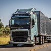<p><strong>A Volvo foi reconhecida pela terceira vez como a &ldquo;Marca do Ano em Caminh&otilde;es Pesados&rdquo; no Pr&ecirc;mio L&oacute;tus, tradicional premia&ccedil;&atilde;o na &aacute;rea de ve&iacute;culos comerciais realizada pela Editora Frota, grupo editorial que publica a revista Frota&amp;Cia.</strong></p>

<p>O Volvo FH 460 6x2 foi o ganhador da categoria &ldquo;Caminh&atilde;o Pesado do Ano&rdquo;. &Eacute; a quinta vez que o FH recebe esta distin&ccedil;&atilde;o no Brasil.</p>

<p>&ldquo;O Pr&ecirc;mio L&oacute;tus &eacute; a mais respeitada premia&ccedil;&atilde;o brasileira dedicada ao mercado de ve&iacute;culos comerciais. &Eacute; baseado nos n&uacute;meros de emplacamentos de caminh&otilde;es junto ao Renavan. Por seguir rigorosamente o registro oficial, &eacute; a &uacute;nica premia&ccedil;&atilde;o que reflete com precis&atilde;o a prefer&ecirc;ncia dos compradores brasileiros no ano anterior&rdquo;, afirma Jos&eacute; Augusto Ferraz, diretor de Reda&ccedil;&atilde;o da Editora Frota.</p>

<p>&ldquo;Por isso, o Pr&ecirc;mio L&oacute;tus virou um referencial de mercado, ao identificar com exatid&atilde;o as marcas e modelos de caminh&otilde;es mais vendidos no Brasil&rdquo;, diz Ferraz. Esta informa&ccedil;&atilde;o, segundo ele, permite uma melhor tomada de decis&atilde;o por parte de empres&aacute;rios de transportes e administradores de frotas, por ocasi&atilde;o da compra de um ve&iacute;culo novo, seja para renova&ccedil;&atilde;o ou amplia&ccedil;&atilde;o da frota. S&atilde;o 22 edi&ccedil;&otilde;es ininterruptas.</p>

<p>&ldquo;&Eacute; uma honra e tamb&eacute;m uma grande alegria reconquistarmos a posi&ccedil;&atilde;o de Marca&nbsp;do Ano em Caminh&otilde;es Pesados&rdquo;, declara Claes Nilsson, presidente do Grupo Volvo Am&eacute;rica Latina. Segundo ele, este reconhecimento demonstra que o mercado identifica nos caminh&otilde;es Volvo os atributos de qualidade, confiabilidade e grande disponibilidade. &ldquo;Caminh&atilde;o tem que estar na estrada, rodando e garantindo maior rentabilidade para o transportador&rdquo;, destaca o presidente.&nbsp;</p>

<p><strong>Campe&atilde;o</strong></p>

<p>O FH 460 6x2 foi o caminh&atilde;o pesado mais licenciado no Brasil no ano passado, com um total de 4.482 unidades, de acordo com o Pr&ecirc;mio L&oacute;tus 2015, que coleta os dados da Fenabrave (Federa&ccedil;&atilde;o Nacional da Distribui&ccedil;&atilde;o de Ve&iacute;culos Automotores). Nos &uacute;ltimos 15 anos, o FH foi o caminh&atilde;o pesado que amealhou o maior n&uacute;mero de trof&eacute;us do Pr&ecirc;mio L&oacute;tus nessa categoria.</p>

<p>&ldquo;O FH &eacute; um caminh&atilde;o global e &eacute; um sucesso tamb&eacute;m no Brasil. Produzimos na f&aacute;brica brasileira de Curitiba exatamente o mesmo caminh&atilde;o montado na Europa para os mercados mundiais mais exigentes em ve&iacute;culos comerciais&rdquo;, diz Bernardo Fedalto, diretor de caminh&otilde;es Volvo no Brasil.</p>

<p>&ldquo;Temos o compromisso de oferecer ve&iacute;culos robustos, de baixo consumo de combust&iacute;vel e alta tecnologia. O FH &eacute; o mais eficiente e o mais inovador ve&iacute;culo do mercado de transportes comerciais&rdquo;, complementa Alexander Boni, gerente de caminh&otilde;es da linha F no Brasil. &ldquo;Ele oferece alta performance e maiores torques, velocidade m&eacute;dia e produtividade. &Eacute; por isso que ele &eacute; um campe&atilde;o&rdquo;, finaliza Boni. &nbsp;</p>
