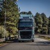 <p>O novo FH &eacute; o caminh&atilde;o mais seguro do mundo. Al&eacute;m da nova cabine, ainda mais resistente que a anterior, o novo caminh&atilde;o chega com uma s&eacute;rie de atributos que refor&ccedil;am a posi&ccedil;&atilde;o de lideran&ccedil;a mundial da Volvo na &aacute;rea de seguran&ccedil;a veicular.</p>

<p>&ldquo;Somos l&iacute;deres incontestes em seguran&ccedil;a no setor de transportes&rdquo;, declara Roger Alm, presidente do Grupo Volvo Am&eacute;rica Latina.</p>

<p>A Volvo conseguiu melhorar ainda mais um outro sistema muito importante em caso de acidentes entre caminh&otilde;es e autom&oacute;veis &ndash; o chamado FUPS (Front Underrun Protection System, ou Sistema Anti-Intrus&atilde;o Frontal). Esse &eacute; um sistema anti-intrus&atilde;o desenvolvido para proteger os ocupantes de carros em caso de colis&otilde;es frontais com os caminh&otilde;es. &ldquo;Conseguimos melhorar e refor&ccedil;ar o sistema, sem aumentar o peso&rdquo;, afirma Gl&ecirc;nio Karas, engenheiro de vendas da Volvo, lembrando que o novo sistema permite o dobro de recuo da vers&atilde;o anterior.</p>

<p>Toda a &aacute;rea envidra&ccedil;ada do FH foi ampliada e os retrovisores tem agora um design mais arrojado. O novo design e as colunas mais estreitas permitiram&nbsp; uma redu&ccedil;&atilde;o de cerca de 20% da obstru&ccedil;&atilde;o da vis&atilde;o do motorista. &ldquo;Uma visibilidade ampliada &eacute; muito importante para uma viagem mais segura&rdquo;, diz Alexander Boni, gerente de caminh&otilde;es da linha F.</p>

<p><strong>Seguran&ccedil;a ativa</strong></p>

<p>&ldquo;Al&eacute;m das inova&ccedil;&otilde;es agora introduzidas, a nova linha F chega ao mercado com as tradicionais tecnologias de seguran&ccedil;a ainda mais precisas&rdquo;, ressalta Bernardo Fedalto, diretor de caminh&otilde;es da Volvo no Brasil. O novo FH pode vir equipado, por exemplo, com o ESP (Controle Eletr&ocirc;nico de Estabilidade), ACC (Piloto Autom&aacute;tico Inteligente), LKS (Monitoramento da Faixa de Rodagem), entre outros itens de seguran&ccedil;a.</p>

<p>O ESP &eacute; um moderno equipamento que reduz a possibilidade de derrapagem e capotagem em curvas. &ldquo;A principal fun&ccedil;&atilde;o do ESP &eacute; detectar situa&ccedil;&otilde;es de perigo para o ve&iacute;culo e, quando necess&aacute;rio, atuar rapidamente de forma a prevenir um eventual acidente&rdquo;, diz Deonir Gasperin, engenheiro de vendas da Volvo. Quando o caminh&atilde;o entra numa curva com uma velocidade maior que a necess&aacute;ria, por exemplo, o sistema automaticamente reduz o torque do motor e faz uma aplica&ccedil;&atilde;o individual dos freios nas rodas, corrigindo a trajet&oacute;ria da composi&ccedil;&atilde;o.</p>

<p>O ACC &eacute; um mecanismo que auxilia o motorista a manter o caminh&atilde;o a uma dist&acirc;ncia constante e segura do ve&iacute;culo que se encontra &agrave; frente. &ldquo;Ele reduz o risco de, em caso de distra&ccedil;&atilde;o ou em uma situa&ccedil;&atilde;o inesperada, por exemplo, o condutor do caminh&atilde;o colidir com um outro ve&iacute;culo que est&aacute; trafegando em uma velocidade menor &agrave; sua frente&rdquo;, observa Alvaro Menoncin, gerente de engenharia de vendas da Volvo. O dispositivo agora conta com um aviso de colis&atilde;o e frenagem de emerg&ecirc;ncia projetado no para-brisas.</p>

<p>&ldquo;Outra tecnologia dispon&iacute;vel &eacute; o LKS (Lane Keeping System)&rdquo;, destaca Nilton Roeder, diretor de estrat&eacute;gia de caminh&otilde;es do Grupo Volvo Am&eacute;rica Latina. O sistema alerta o motorista caso o ve&iacute;culo saia da faixa de rodagem em virtude de um descuido ou desaten&ccedil;&atilde;o, e &eacute; muito &uacute;til para evitar acidentes casuais, mas muito graves. Este mecanismo integra tamb&eacute;m um moderno dispositivo &ndash; o DAS, o Detector de N&iacute;vel de Aten&ccedil;&atilde;o. O equipamento &eacute; acionado automaticamente quando o condutor apresenta um estilo de condu&ccedil;&atilde;o irregular, ziguezagueando o ve&iacute;culo na pista, um comportamento caracter&iacute;stico de fadiga e sonol&ecirc;ncia ao dirigir.</p>

<p>O ve&iacute;culo pode tamb&eacute;m vir equipado com Far&oacute;is Din&acirc;micos. Neste caso, os far&oacute;is giram na mesma dire&ccedil;&atilde;o do volante. Ou ainda com o Farol de Convers&atilde;o, um farol adicional que se acende quando o motorista aciona a seta do pisca-pisca. E ainda com freio de estacionamento el&eacute;trico &ndash; basta desligar a igni&ccedil;&atilde;o do ve&iacute;culo para promover o estacionamento de toda a composi&ccedil;&atilde;o.</p>
