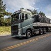 <p>O lan&ccedil;amento da nova linha Volvo agora em outubro de 2014 &eacute; um marco na hist&oacute;ria do setor de caminh&otilde;es do Brasil e da Am&eacute;rica Latina. Mais uma vez, a marca se antecipa ao mercado, apresentando, pioneiramente, o que h&aacute; de mais avan&ccedil;ado em solu&ccedil;&otilde;es de transporte comercial.</p>

<p>H&aacute; 20 anos, um outro ve&iacute;culo Volvo representou um ponto de inflex&atilde;o na ind&uacute;stria latino-americana de transportes, com a chegada ao Brasil do FH Globetrotter, o caminh&atilde;o que revolucionou mundialmente o transporte de cargas.</p>

<p>&ldquo;Mais uma vez temos a oportunidade de protagonizar uma mudan&ccedil;a do transporte. Estamos criando um novo patamar, com caminh&otilde;es conectados, tecnologias e conceitos que o mercado usar&aacute; no futuro&rdquo;, declara Daniel Mello, gerente de marketing de caminh&otilde;es da Volvo no Brasil, comentando sobre as inovadoras caracter&iacute;sticas da nova linha .</p>

<p>Nas pr&oacute;ximas semanas, a Volvo apresentar&aacute; os novos caminh&otilde;es para diversos p&uacute;blicos, desde transportadores, clientes e imprensa, passando por concession&aacute;rios, at&eacute; implementadores. &ldquo;Como nada supera a experi&ecirc;ncia real, queremos criar oportunidades para dirigirem os novos caminh&otilde;es, e assim tirarem suas pr&oacute;prias conclu&otilde;es&rdquo;, destaca o gerente de marketing.</p>

<p>&ldquo;Atrav&eacute;s de uma agressiva estrat&eacute;gia de divulga&ccedil;&atilde;o, nos pr&oacute;ximos meses, milhares de pessoas ter&atilde;o contato diretamente com os novos caminh&otilde;es, observa Mello. &ldquo;Agora, apresentamos os novos caminh&otilde;es que estabelecem um novo padr&atilde;o em transporte de cargas&rdquo;, complementa Bernardo Fedalto, diretor de caminh&otilde;es Volvo no Brasil.</p>

<p>Se h&aacute; duas d&eacute;cadas a Volvo inovou com a motoriza&ccedil;&atilde;o eletr&ocirc;nica e a melhor, mais moderna e mais segura cabine ent&atilde;o vista pelo mercado de caminh&otilde;es, a linha lan&ccedil;ada agora &eacute; um novo salto em solu&ccedil;&otilde;es de transporte.</p>

<p>Conectividade &eacute; um desses atributos, com a introdu&ccedil;&atilde;o do I-See, um sistema que l&ecirc; a topografia da estrada e memoriza estas informa&ccedil;&otilde;es e, durante viagens futuras pela mesma rodovia, usa estes dados para gerenciar de forma mais eficiente as trocas de marchas e o uso do freio motor e baixar o consumo de diesel.</p>

<p>J&aacute; o My Truck &eacute; um aplicativo para smartphones que reproduz muitas das fun&ccedil;&otilde;es exibidas no painel de instrumentos do caminh&atilde;o. O motorista e o transportador podem, mesmo longe do ve&iacute;culo, ter acesso a uma s&eacute;rie de informa&ccedil;&otilde;es vitais sobre o status do caminh&atilde;o, lendo no smartphone os n&iacute;veis do combust&iacute;vel, do &oacute;leo, do l&iacute;quido de arrefecimento e do Arla 32.</p>

<p>&ldquo;Informa&ccedil;&atilde;o &agrave; dist&acirc;ncia e r&aacute;pida &eacute; um elemento fundamental para que o transportador possa tomar decis&otilde;es acertadas e aumentar a produtividade de sua frota&rdquo;, lembra Alexander Boni, gerente de caminh&otilde;es da linha F.</p>

<p>Outra importante mudan&ccedil;a &eacute; a nova cabine do FH, um metro c&uacute;bico maior internamente, o que garante muito mais conforto e seguran&ccedil;a, tanto durante a jornada de trabalho como nas horas de descanso do motorista, significando, entre outros benef&iacute;cios, 300 litros a mais de espa&ccedil;o para armazenamento e guarda de objetos.</p>

<p>A nova linha Volvo tem ainda uma suspens&atilde;o dianteira totalmente nova. Ela recebeu uma nova geometria das molas e tamb&eacute;m uma nova calibragem dos amortecedores.<br />
E melhorou ainda mais a dirigibilidade do FM em altas velocidades, tornando tamb&eacute;m a dire&ccedil;&atilde;o mais firme em mudan&ccedil;as de faixas, ultrapassagens e em curvas.</p>
