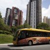 <p><strong>Quem quiser passar pela experi&ecirc;ncia de dirigir um &ocirc;nibus h&iacute;brido, pode ir at&eacute; o estande da Volvo na FetransRio, que acontece no Rio de Janeiro, de 05 a 07 de novembro. A empresa leva para a feira um simulador de dire&ccedil;&atilde;o do ve&iacute;culo. </strong></p>

<p>Durante a experi&ecirc;ncia na dire&ccedil;&atilde;o, o condutor poder&aacute; perceber as diferen&ccedil;as entre dirigir um &ocirc;nibus puramente diesel e um h&iacute;brido. Uma das diferen&ccedil;as &eacute; a sensa&ccedil;&atilde;o de aus&ecirc;ncia de ru&iacute;do quando entra no modo el&eacute;trico, e outra, &eacute; o sistema de frenagem regenerativa, que aproveita a energia dissipada durante a frenagem para recarregar a bateria.</p>

<p>&ldquo;Para retirar todos os benef&iacute;cios que a tecnologia oferece, &eacute; necess&aacute;rio ter uma condu&ccedil;&atilde;o otimizada suave, especialmente na hora de frear o ve&iacute;culo, para que o motorista aproveite toda a energia da frenagem para recarregar a bateria do motor el&eacute;trico&rdquo;, explica Idam Stival, coordenador da engenharia de vendas da Volvo Bus Latin Am&eacute;rica.</p>

<p>Para que o motorista saiba qual foi a sua performance na condu&ccedil;&atilde;o, um visor no painel do simulador aponta quanto da frenagem ele aproveitou para recarregar a bateria.&nbsp; O simulador de dire&ccedil;&atilde;o do &ocirc;niubs h&iacute;brido foi desenvolvido pela Volvo para treinamento de motoristas no Brasil e outros pa&iacute;ses da Am&eacute;rica Latina.</p>

<p><strong>Tecnologia </strong></p>

<p>O &ocirc;nibus h&iacute;brido da Volvo possui uma tecnologia chamada de &ldquo;H&iacute;brida em Paralelo&rdquo;. Foi projetada para um &ocirc;nibus com dois motores, um a diesel e outro el&eacute;trico, que funcionam em paralelo ou de forma independente.</p>

<p>O motor el&eacute;trico &eacute; utilizado para arrancar o &ocirc;nibus e aceler&aacute;-lo at&eacute; uma velocidade de aproximadamente 20 quil&ocirc;metros por hora. O motor diesel entra em funcionamento em velocidades mais altas. Quando o ve&iacute;culo est&aacute; parado, seja no tr&acirc;nsito, em pontos de &ocirc;nibus ou em sem&aacute;foros, o motor diesel fica desligado.&nbsp;</p>

<p>Estudos da Volvo demonstram que o tempo que o ve&iacute;culo fica parado pode representar at&eacute; 50% do per&iacute;odo total de opera&ccedil;&atilde;o do &ocirc;nibus. Como o motor a diesel fica desligado, durante todo esse tempo, n&atilde;o h&aacute; emiss&otilde;es de poluentes.</p>

<p>O sistema h&iacute;brido desenvolvido pela Volvo proporciona uma redu&ccedil;&atilde;o no consumo de combust&iacute;vel e nas emiss&otilde;es de CO2 de at&eacute; 35%.&nbsp; Al&eacute;m disso, o ve&iacute;culo emite 50% menos material particulado (fuma&ccedil;a) e NOx (&oacute;xidos nocivos &agrave; sa&uacute;de), em rela&ccedil;&atilde;o aos &ocirc;nibus com tecnologia Euro 5. Quando comparados aos ve&iacute;culos com tecnologia Euro 3, esta redu&ccedil;&atilde;o &eacute; de 90%.&nbsp; Outra vantagem do ve&iacute;culo &eacute; que &eacute; mais silencioso e n&atilde;o emite ru&iacute;do em cerca de 30% a 40% do tempo de opera&ccedil;&atilde;o.&nbsp;</p>
