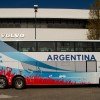 <p><strong>A equipe da sele&ccedil;&atilde;o argentina usa um &ocirc;nibus Volvo para deslocamentos dentro da Argentina. O ve&iacute;culo foi comprado pela fabricante de bebidas Coca Cola, patrocinadora da sele&ccedil;&atilde;o, e entregue a AFA &ndash; Associa&ccedil;&atilde;o de Futebol Argentina. </strong></p>

<p>O &ocirc;nibus transportou os jogadores da sele&ccedil;&atilde;o argentina durante as partidas antes da Copa do Mundo da Fifa, levou a equipe ao aeroporto, e ser&aacute; usado quando retornarem ao pa&iacute;s de origem em outros deslocamentos oficiais.&nbsp;</p>

<p>O modelo &eacute; um B420R 6x2 com carroceria doble deck, equipada para oferecer seguran&ccedil;a e conforto &agrave; equipe argentina.&nbsp; &ldquo;O ve&iacute;culo foi escolhido pelos itens de seguran&ccedil;a, pelo conforto e por oferecer tecnologia que permite a instala&ccedil;&atilde;o de jogos eletr&ocirc;nicos, televis&otilde;es e geladeira entre outros itens&rdquo;, explica Alejandro Ariza, gerente comercial da Volvo Bus na Argentina.</p>

<p>O ve&iacute;culo &eacute; equipado com caixa de c&acirc;mbio I-Shift, freios EBS/ABS, suspens&atilde;o eletr&ocirc;nica e com o sistema de seguran&ccedil;a ativa da Volvo o ESP (Controle Eletr&ocirc;nico de Estabilidade). O piso inferior possui 32 assentos semi-leito e, no o superior, 12 assentos leito, sala de estar, console de jogos eletr&ocirc;nicos e televis&atilde;o.&nbsp;</p>
