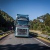<p>A Volvo mais uma vez inova e surpreende o mercado lan&ccedil;ando um caminh&atilde;o dotado de uma variedade de tecnologias que o tornam o ve&iacute;culo de transporte mais moderno e atualizado do setor &ndash; um verdadeiro caminh&atilde;o conectado.</p>

<p>&ldquo;A conectividade &eacute; a base dos avan&ccedil;os tecnol&oacute;gicos que promovemos na nova linha de caminh&otilde;es Volvo. Nossos ve&iacute;culos t&ecirc;m agora ainda mais dispositivos para tornar a opera&ccedil;&atilde;o de transporte mais rent&aacute;vel&rdquo;, declara Roger Alm, presidente do Grupo Volvo Am&eacute;rica Latina.</p>

<p>Ele se refere &agrave;s amplas possibilidades ofertadas nos novos ve&iacute;culos, desde sistemas de gest&atilde;o de frota e da manuten&ccedil;&atilde;o dos caminh&otilde;es, passando por dispositivos para aumentar a produtividade at&eacute; o entretenimento do motorista nas horas de descanso.</p>

<p>&ldquo;A Volvo est&aacute; fazendo uma verdadeira revolu&ccedil;&atilde;o tecnol&oacute;gica no transporte&rdquo;, afirma Alexander Boni, gerente de caminh&otilde;es da linha F. &ldquo;S&atilde;o in&uacute;meros os novos sistemas introduzidos na nova linha&rdquo;, observa Luiz de Jesus, planejador de produto do Grupo Volvo Latin America. A come&ccedil;ar pela nova plataforma eletr&ocirc;nica do caminh&atilde;o, agora mais inteligente e que proporciona um melhor n&iacute;vel de interatividade homem-m&aacute;quina.</p>

<p><strong>Memorizando a estrada</strong></p>

<p>O novo FH vem preparado para ser equipado com o I-See, um espetacular sistema que l&ecirc; a topografia da estrada e memoriza as informa&ccedil;&otilde;es. Em uma viagem futura pela mesma rodovia, o dispositivo utiliza os dados para, automaticamente, tornar mais eficiente a troca de marchas e contribuir para melhorar o desempenho do caminh&atilde;o e poupar combust&iacute;vel.</p>

<p>Outra importante oferta nesta &aacute;rea &eacute; o Dynafleet. &ldquo;Esse &eacute; um verdadeiro aliado do transportador e do motorista na busca por um estilo de dire&ccedil;&atilde;o ainda mais econ&ocirc;mico&rdquo;, destaca Jesus. O transportador pode obter relat&oacute;rios de desempenho (performance reports) que mostram o perfil do ve&iacute;culo e tamb&eacute;m de cada motorista, facilitando e agilizando o acompanhamento individual do consumo de combust&iacute;vel e de emiss&otilde;es de poluentes. &ldquo;&Eacute; poss&iacute;vel, por exemplo, ranquear o desempenho dos motoristas, para balizar corre&ccedil;&otilde;es e treinamentos futuros &rdquo;, observa Alvaro Menoncin, gerente de engenharia de vendas da Volvo.</p>

<p><strong>My Truck</strong></p>

<p>&ldquo;Estamos trazendo para o caminh&atilde;o dos dias atuais o que todo o setor de transporte ainda vai usar no futuro&rdquo;, afirma Bernardo Fedalto, diretor de caminh&otilde;es Volvo no Brasil, referindo-se a toda uma sorte de dispositivos agora presentes na nova linha que contribuem para tornar o ve&iacute;culo, o motorista e o transportador cada vez mais conectados. &ldquo;O caminh&atilde;o sai de f&aacute;brica pronto para interagir com o My Truck&rdquo;, cita Jesus. &Eacute; um aplicativo para smartphones que reproduz no aparelho muitas das fun&ccedil;&otilde;es exibidas no painel de instrumentos do caminh&atilde;o.</p>

<p>Este sistema garante mais conforto &agrave; todos. O motorista e o transportador podem, mesmo longe do ve&iacute;culo, ter acesso a uma s&eacute;rie de informa&ccedil;&otilde;es vitais sobre o status do ve&iacute;culo, lendo no smartphone os n&iacute;veis do combust&iacute;vel, do &oacute;leo, do l&iacute;quido de arrefecimento e do Arla 32. &ldquo;Informa&ccedil;&atilde;o &agrave; dist&acirc;ncia e r&aacute;pida &eacute; um elemento fundamental para que o transportador possa tomar decis&otilde;es acertadas e aumentar a produtividade de sua frota&rdquo;, diz Gl&ecirc;nio Karas, engenheiro de vendas da Volvo.</p>

<p>Outro benef&iacute;cio trazido nesta nova linha &eacute; o alarme de f&aacute;brica conectado ao My Truck. Com ele, o motorista ou o transportador recebem uma mensagem no smartphone caso o alarme dispare, se a cabine foi violada ou ainda checar se o alarme est&aacute; desarmado. O novo ve&iacute;culo traz tamb&eacute;m como opcionais de conectividade um navegador GPS integrado ao sistema Volvo Multim&iacute;dia. Al&eacute;m disso, o caminh&atilde;o j&aacute; vem preparado para interagir com ferramentas de acompanhamento e diagn&oacute;stico remoto &agrave; serem lan&ccedil;adas em breve pela Volvo.</p>
