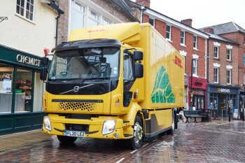 Em cooperação para zero emissões, DHL fecha pedido de 44 caminhões elétricos Volvo na Europa