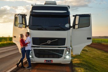 Vídeo da Volvo mostra nova história de amor que terminou no altar com noivos chegando de FH