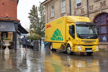 Em cooperação para zero emissões, DHL fecha pedido de 44 caminhões elétricos Volvo na Europa