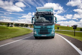 Volvo começa a testar caminhões pesados 100% elétricos no Brasil